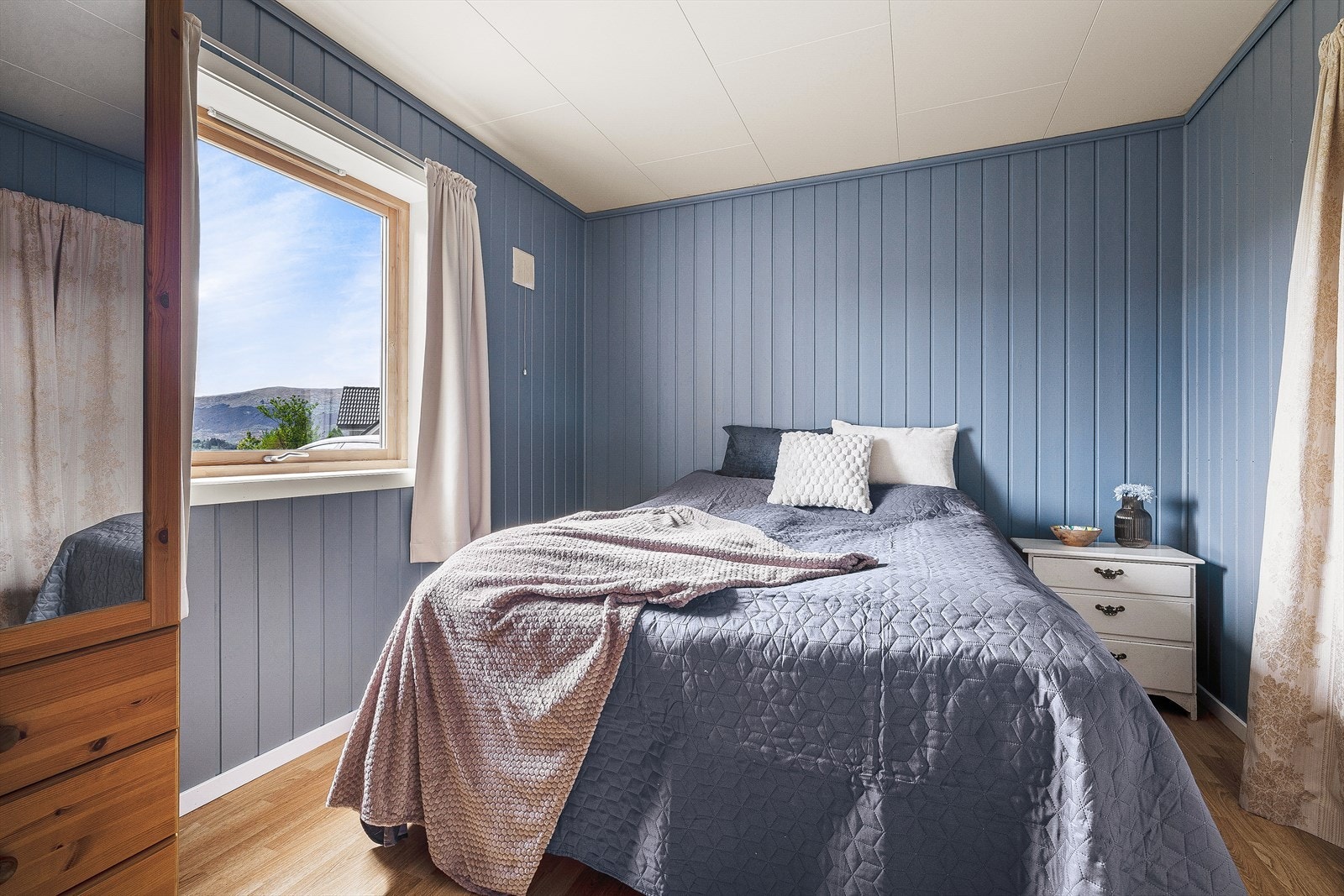 Soverommet i underetasjen er av god størrelse på 10,7m². Her kan man innrede med både dobbeltseng og skap, og man har tilkomst til klesboden. Galleribilde