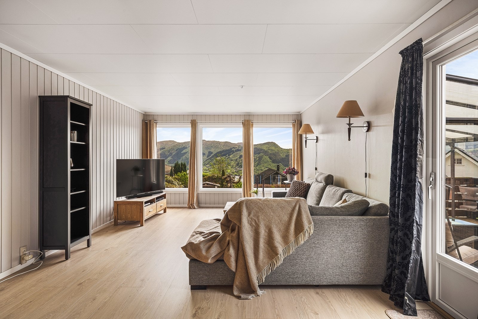 De store vindusflatene gir rikelig med lysinnslipp, og man får den idylliske utsikten inn i boligen. Galleribilde