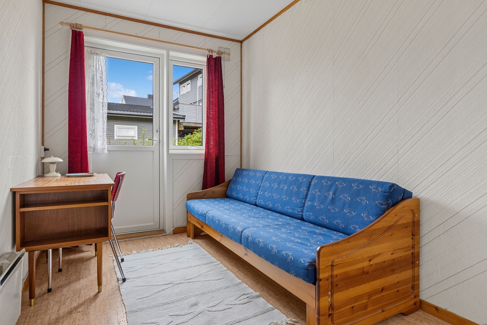 Fra soverom to er det utgang til boligens bakside Galleribilde