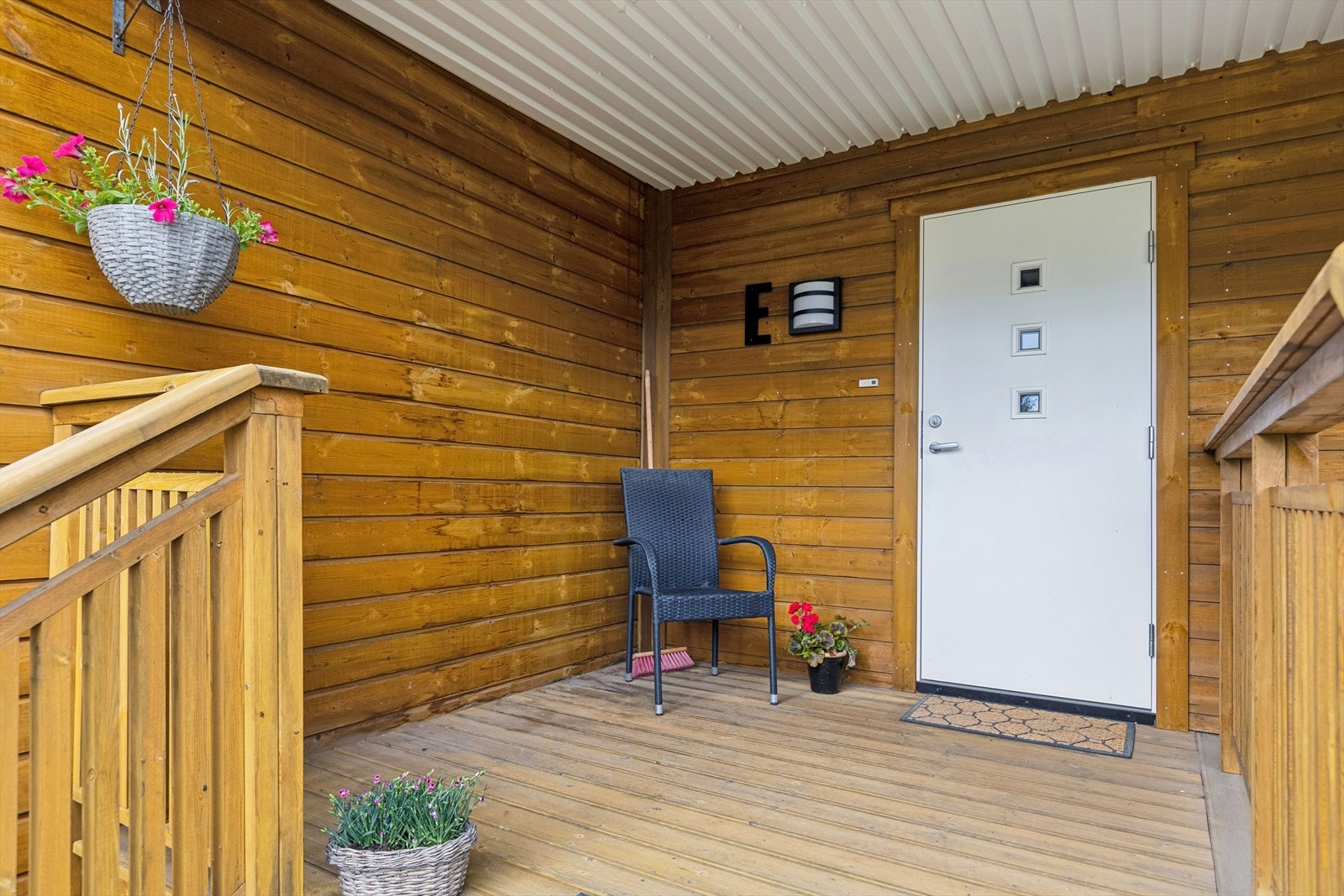 Innbydende inngangsparti med overbygd terrasse Galleribilde