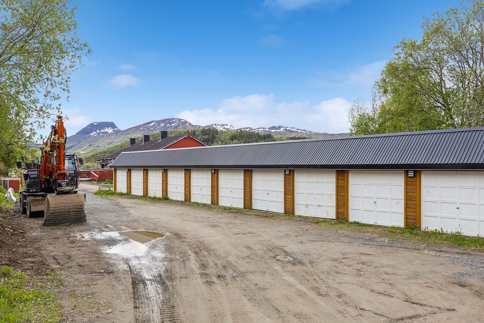 Egen garasjeplass i felles garasjeanlegg, enkel og trygg parkering med god tilgjengelighet året rundt. Galleribilde