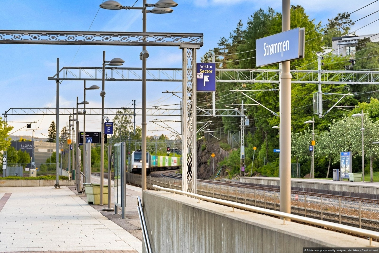 Togstasjonen er bare en kort spasertur fra leiligheten. Her er det enkelt å komme seg til Oslo. Galleribilde