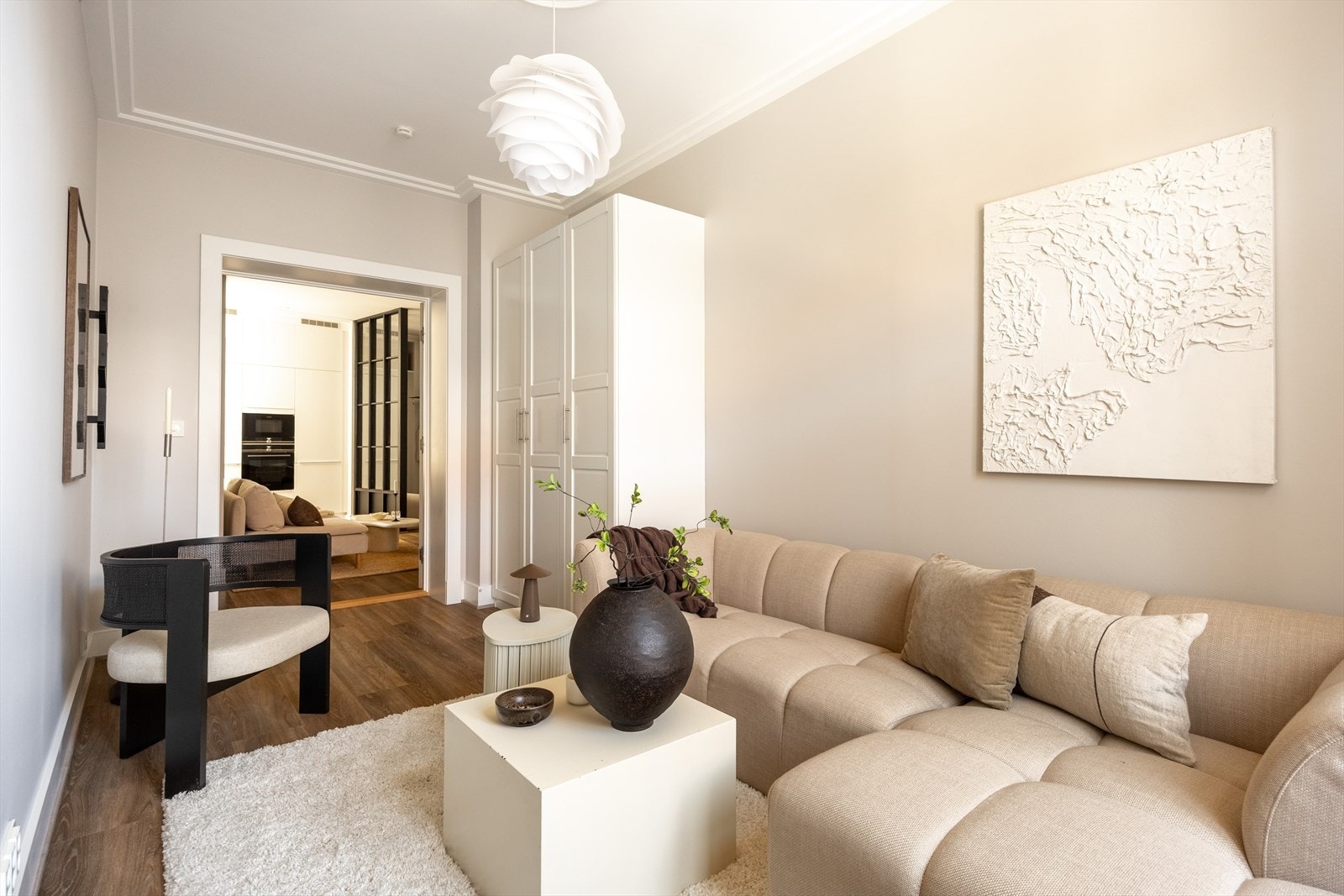 I stuen er det god plass til å innrede med sofamøblement, salongbord og øvrig møblement etter eget ønske og behov. Galleribilde