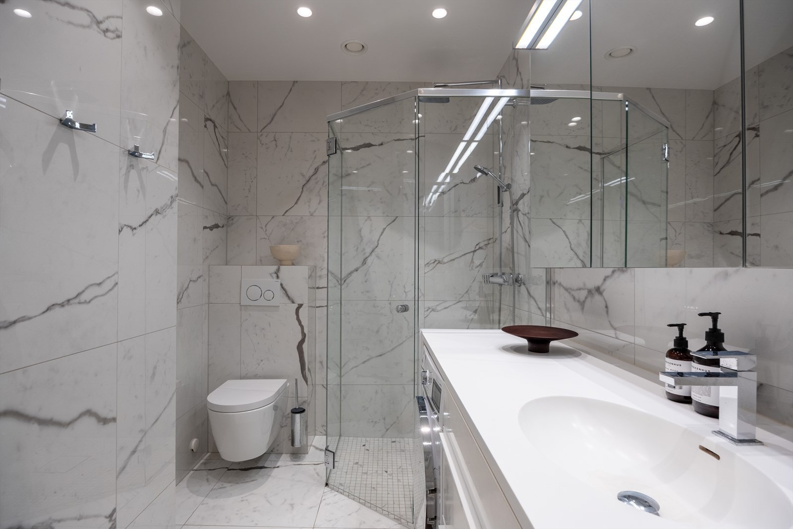 Lekkert helfliset bad fra 2019 med gulvvarme og downlights i tak. Galleribilde