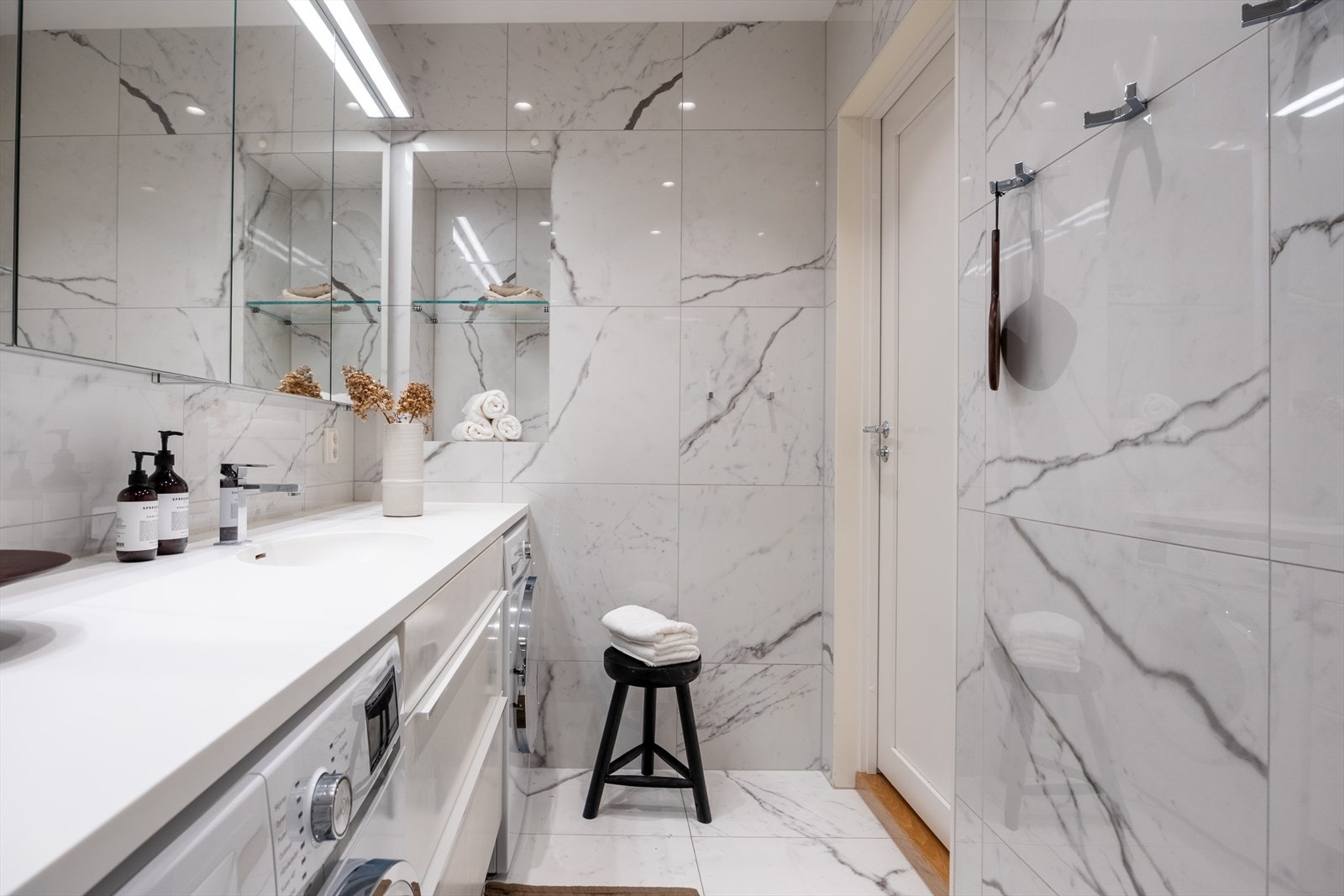 Gulvvarme, samt downlights i tak. Galleribilde