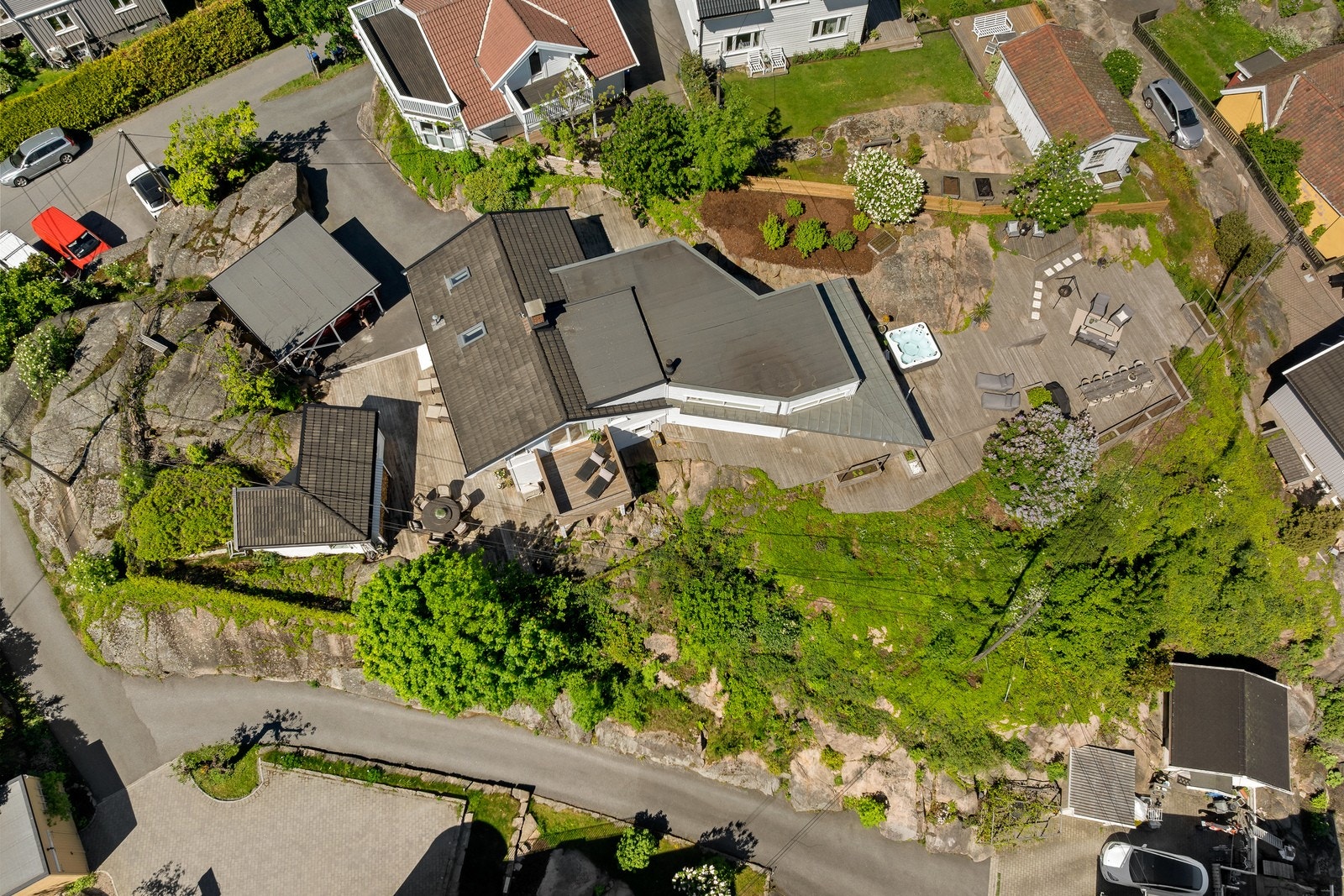 Tomten er effektivt utnyttet med store terrasseflater og bevarte svaberg. Galleribilde