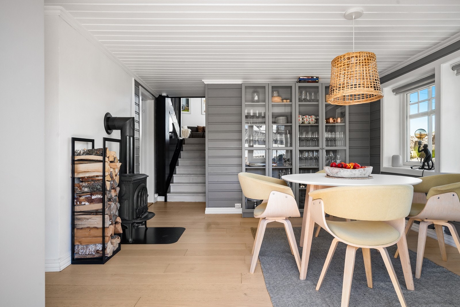 Spisestuen er stemningsfull, har vedovn og ligger mellom entré og kjøkken. Galleribilde