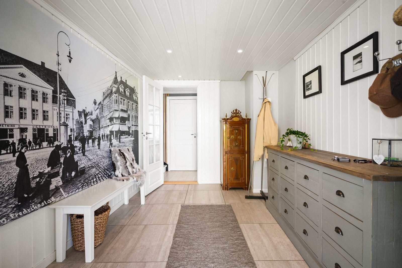 Entréen ble bygget opp fra grunnen i 2019 med støpt såle, varmekabler og nye fliser. Galleribilde