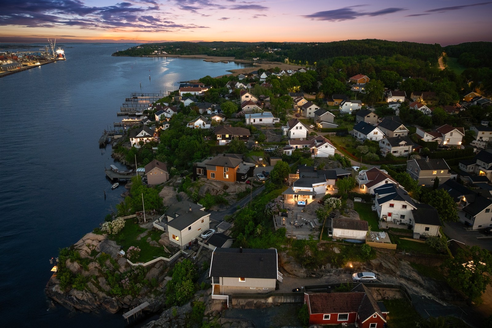 Drømmebolig i et veletablert og attraktivt boligområde som kombinerer nærhet til vannet med nærhet til byen. Galleribilde