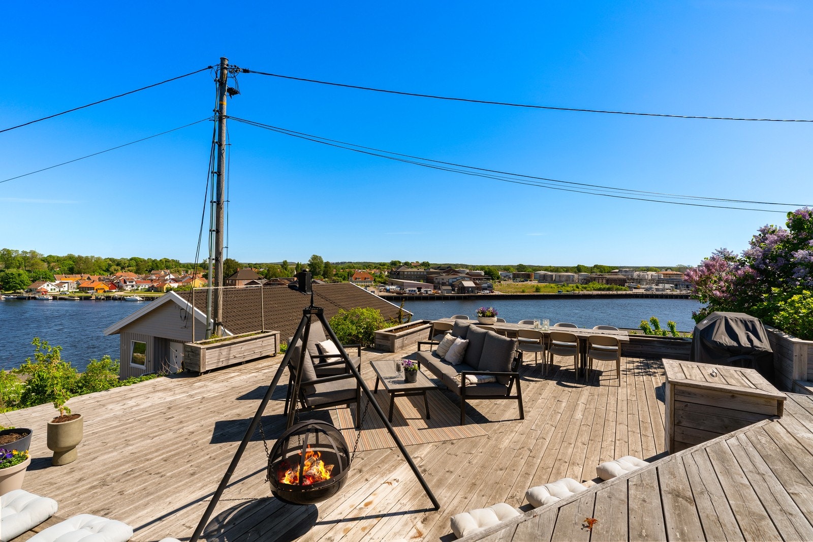 Hovedterrassen er et naturlig samlingspunkt, bygget ny rundt hele huset i 2017. Galleribilde