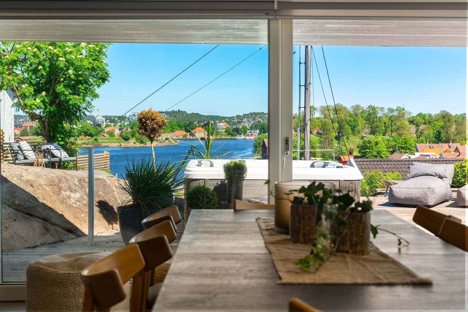 Fra spiseplassen ser du rett ut på terrassen og det omkringliggende landskapet. Galleribilde