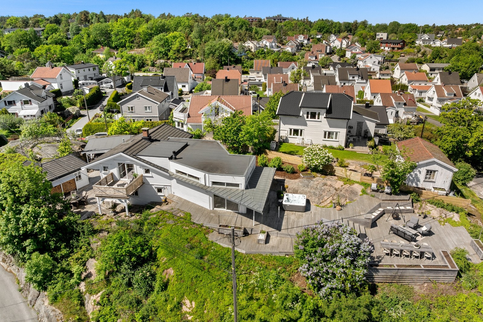 Eiendommen ligger høyt og fritt i terrenget, med en flott plassering på Kråkerøy. Galleribilde