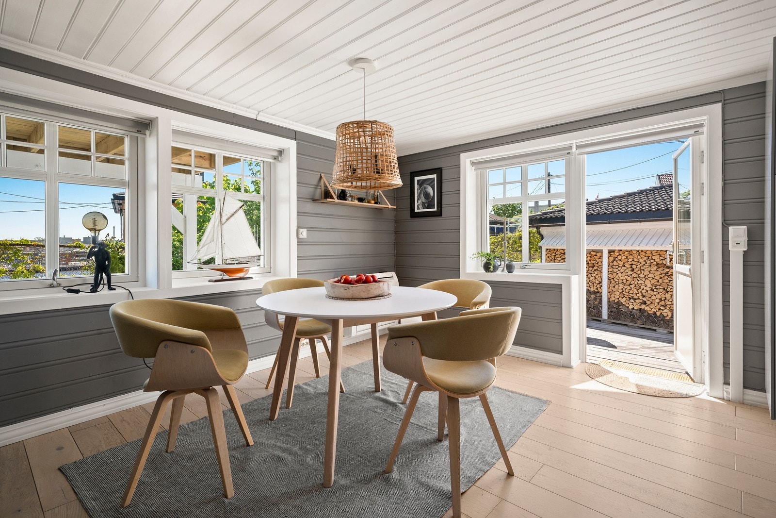 Her kan gode måltider nytes med utsikt mot elven og adkomst til uteplass, perfekt for grill- og pizzakvelder. Galleribilde