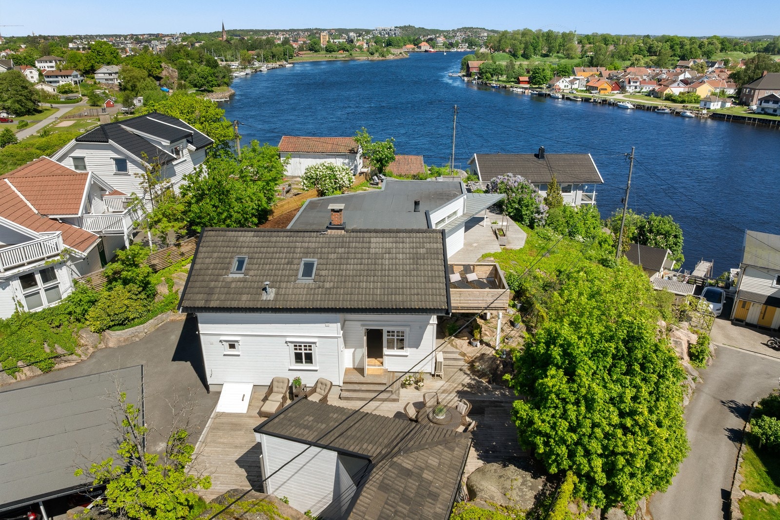 Eiendommen består av enebolig, separat uthus og en dobbel carport med elbillader, etablert i 2024. Galleribilde