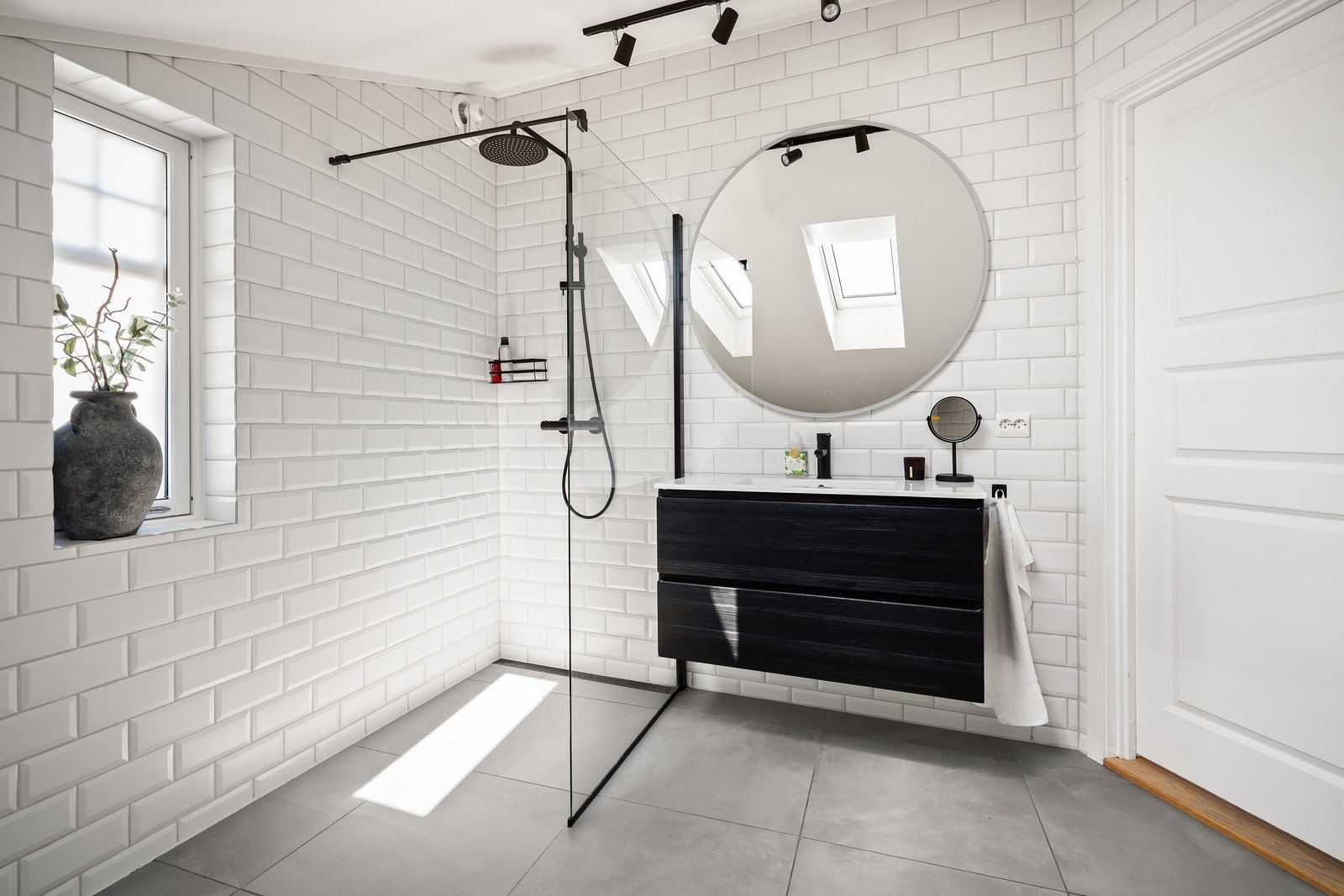 Badet har elektriske varmekabler, veggmontert toalett og en romslig dusjsone med slukrenne. Galleribilde