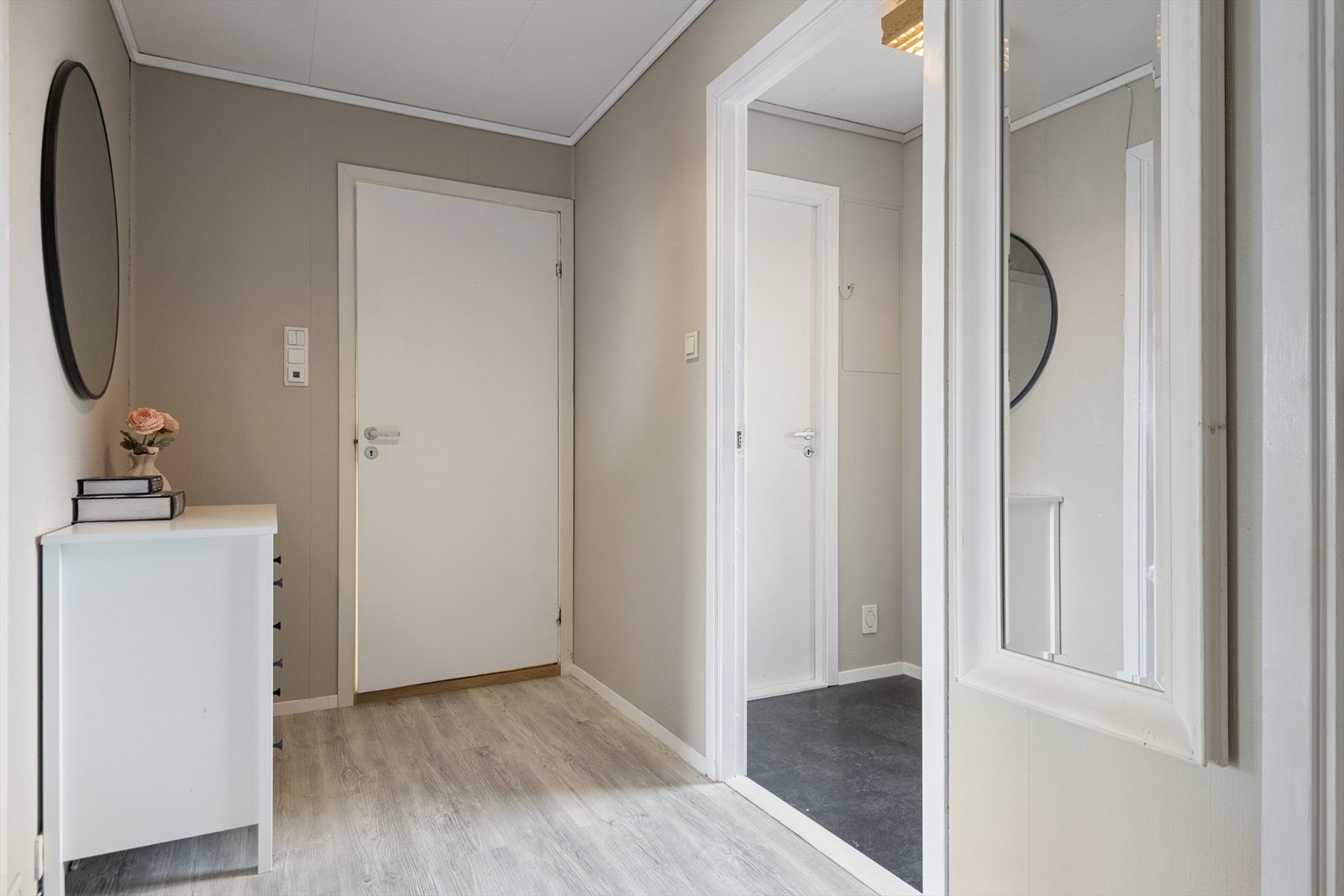 Luftig gang som ønsker deg velkommen inn! Galleribilde
