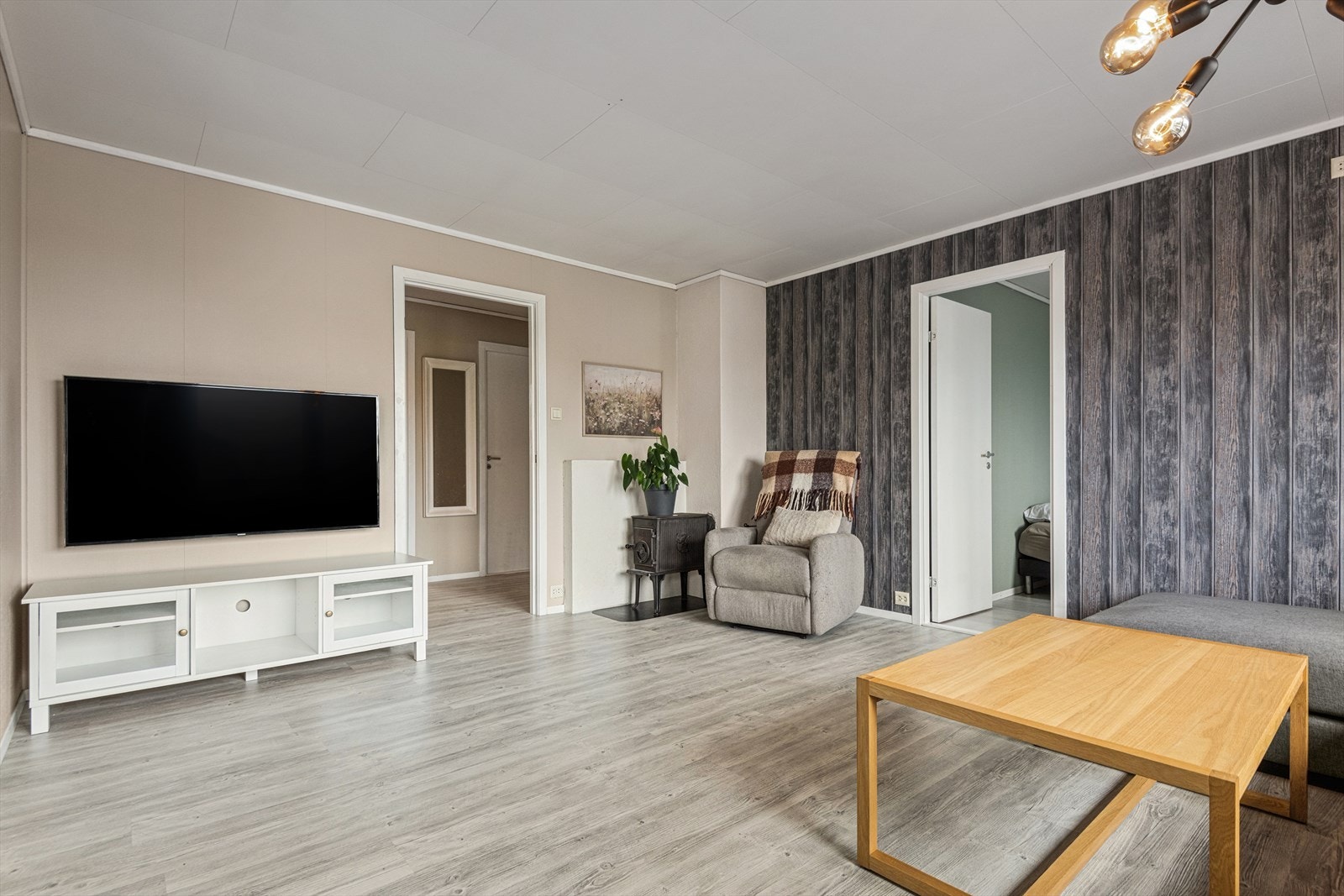 I tillegg til varmepumpe, har stuen en vedovn som gir ekstra varme og hygge. Galleribilde