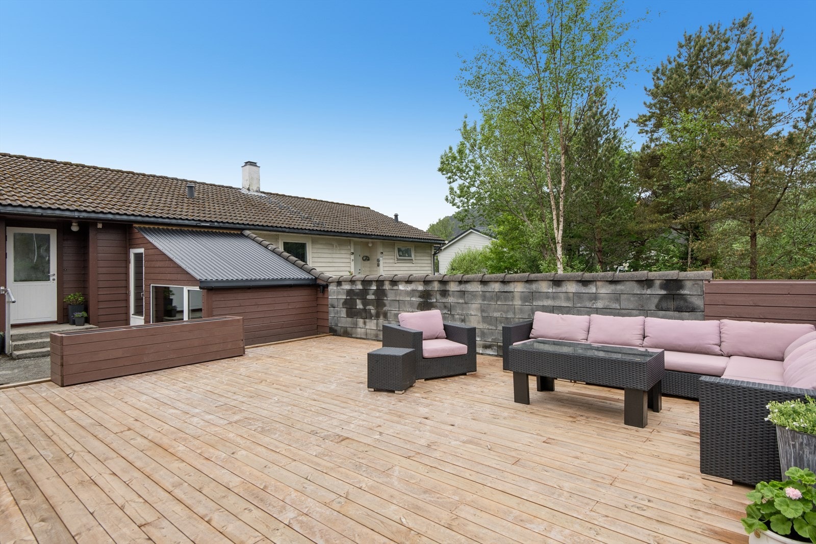 Terrasse bygget i 2020 og er en romslig uteplass med trerekkverk. Terrassen er avgrenset med trerekkverk og ligger i direkte tilknytning til boligens inngang. Galleribilde