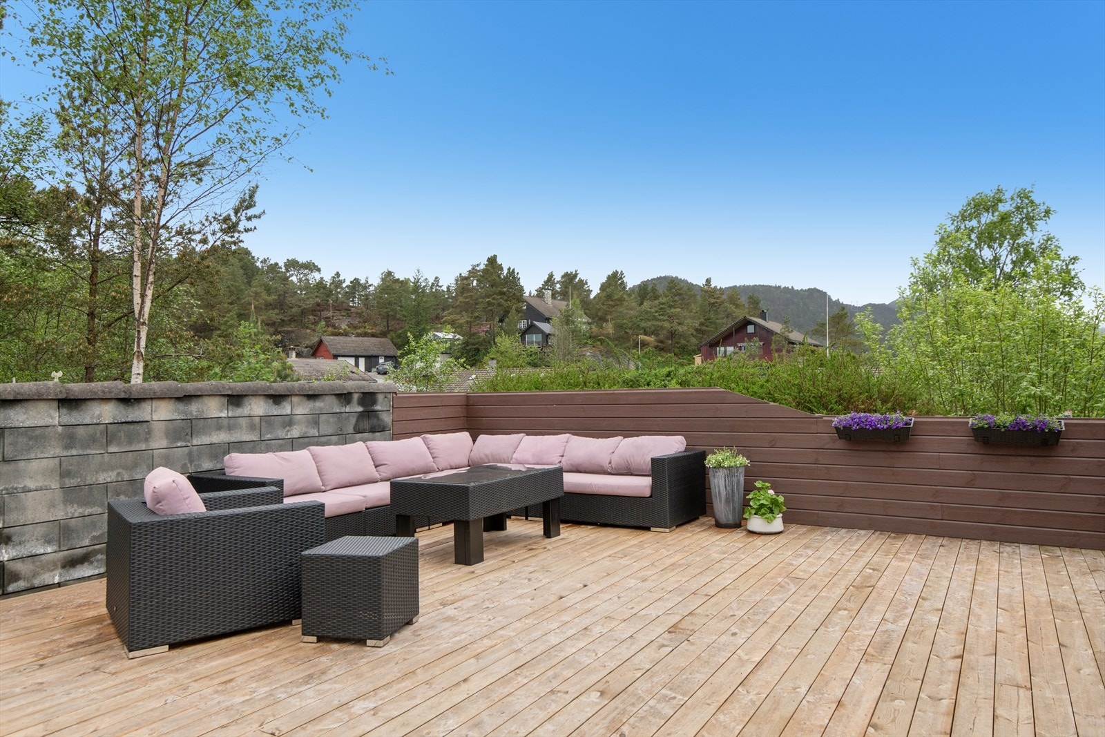 Uteplassen er godt skjermet og har rikelig med plass til flere sittegrupper og grill. Galleribilde