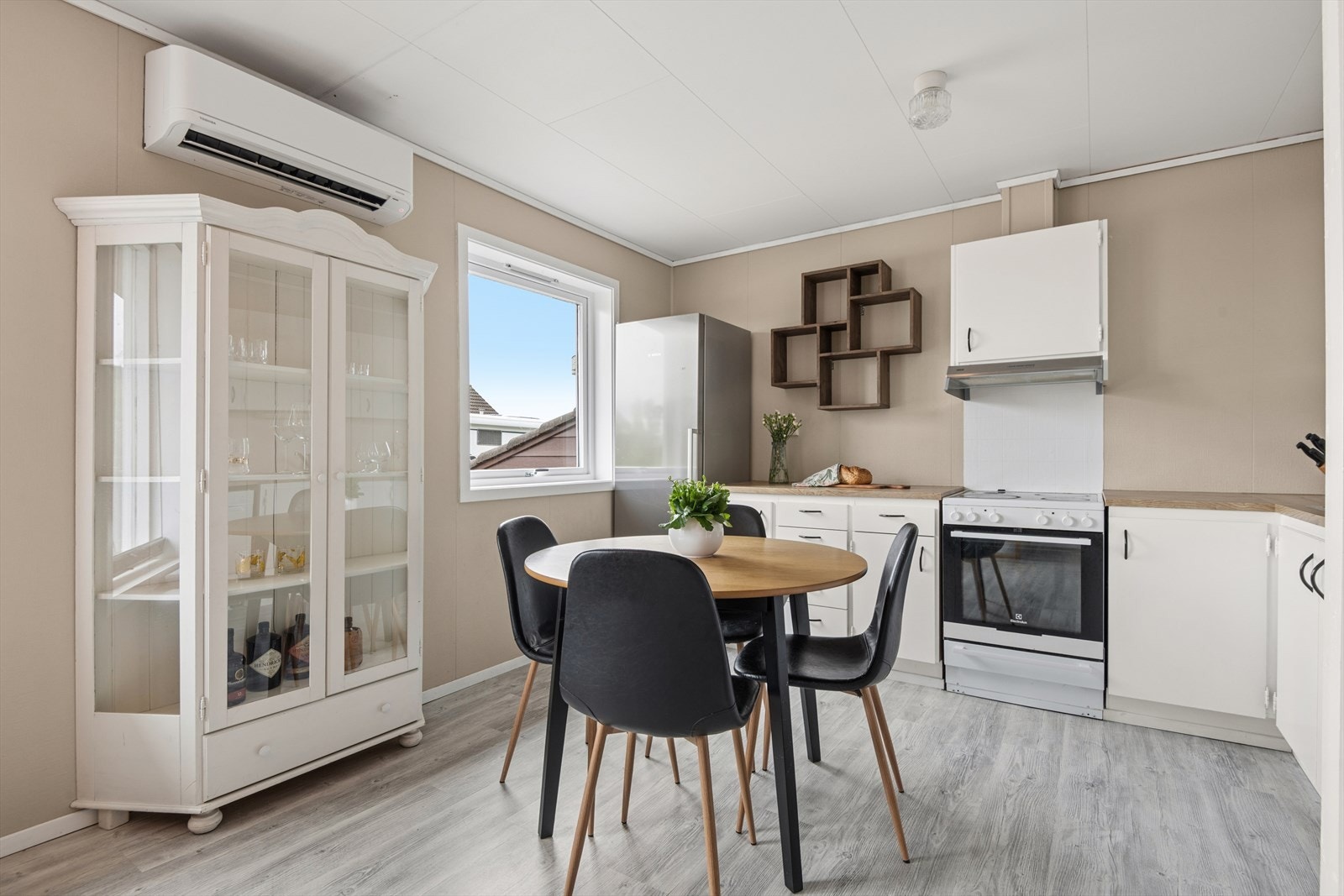 Kjøkkenet har en praktisk utforming med plass til spisebord for hverdagens måltider. Galleribilde
