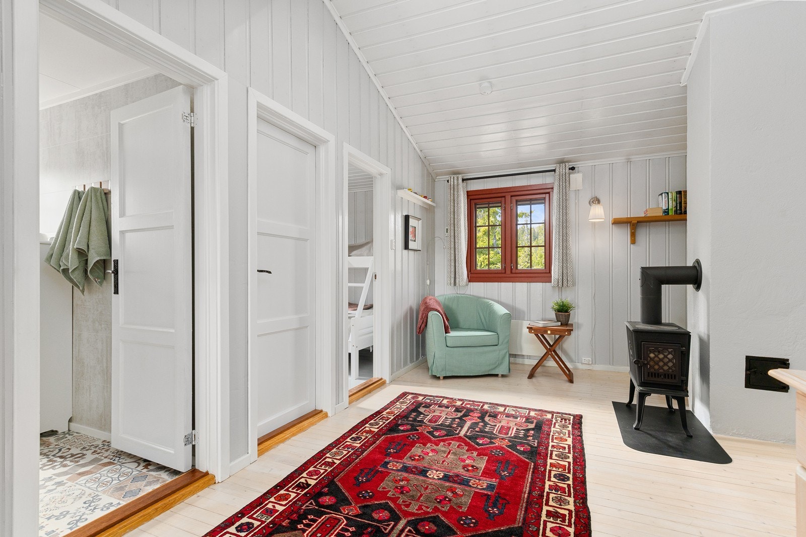 Fra oppholdsrommet er det tilgang til soverom og det innredede rommet med dusj. Galleribilde