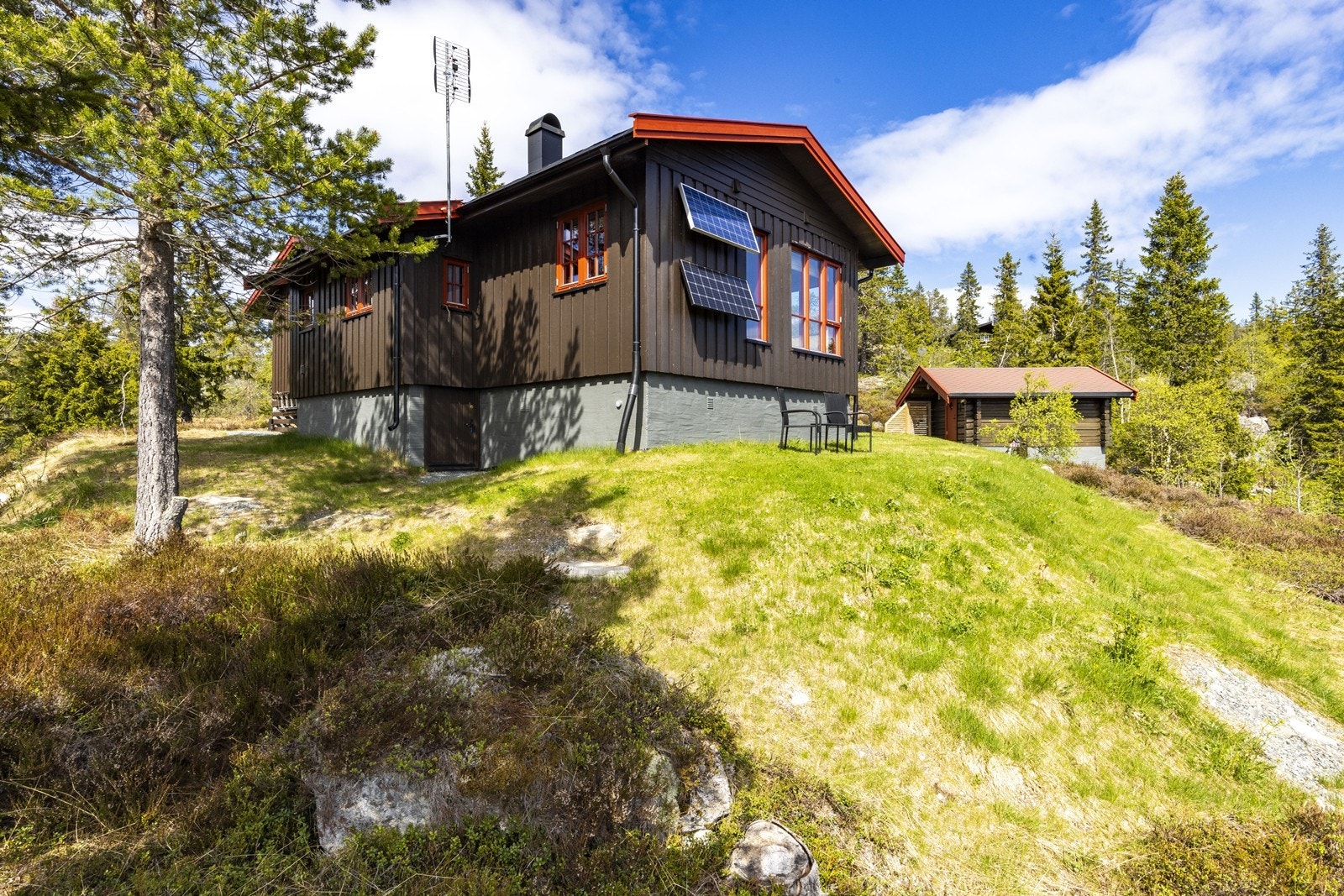Hytta er kledd med tømmermannspanel og fundamentert på grunnmurer av Leca/lettklinker. Galleribilde