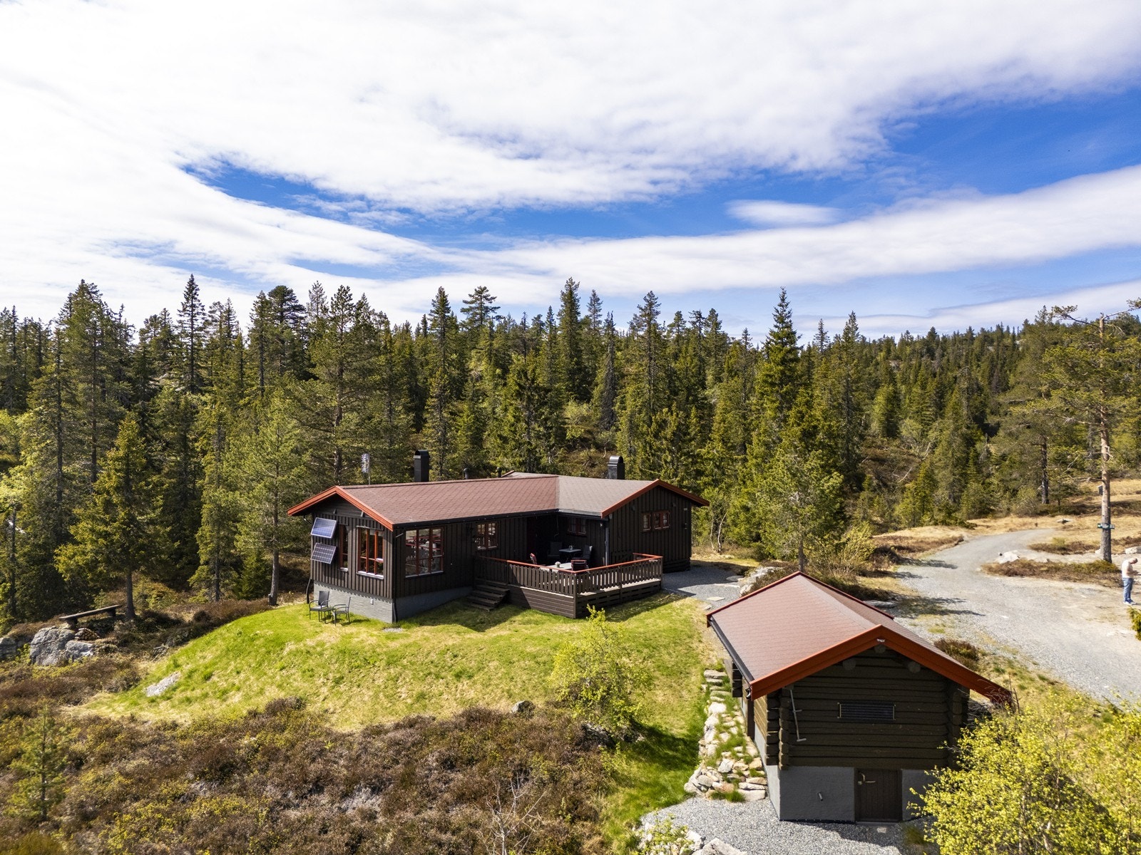 Fritidsboligen ble tilbygget og oppgradert i 2009. Et separat uthus fra 2007 rommer aggregat og teknisk utstyr. Galleribilde