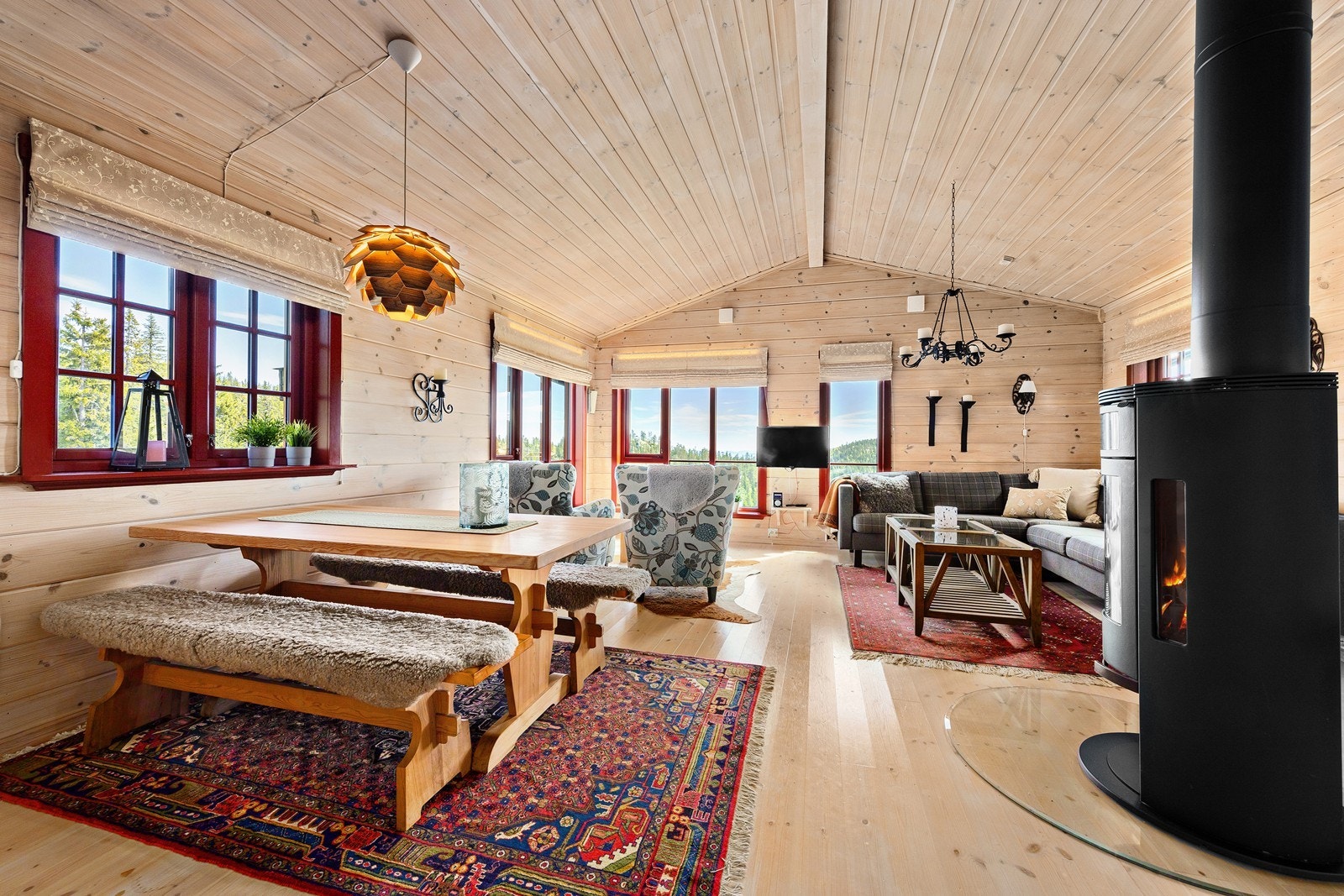 Stuen har god plass til både spisebord og en romslig sofagruppe. Gulvene har lakkerte eller malte gulvplanker. Galleribilde