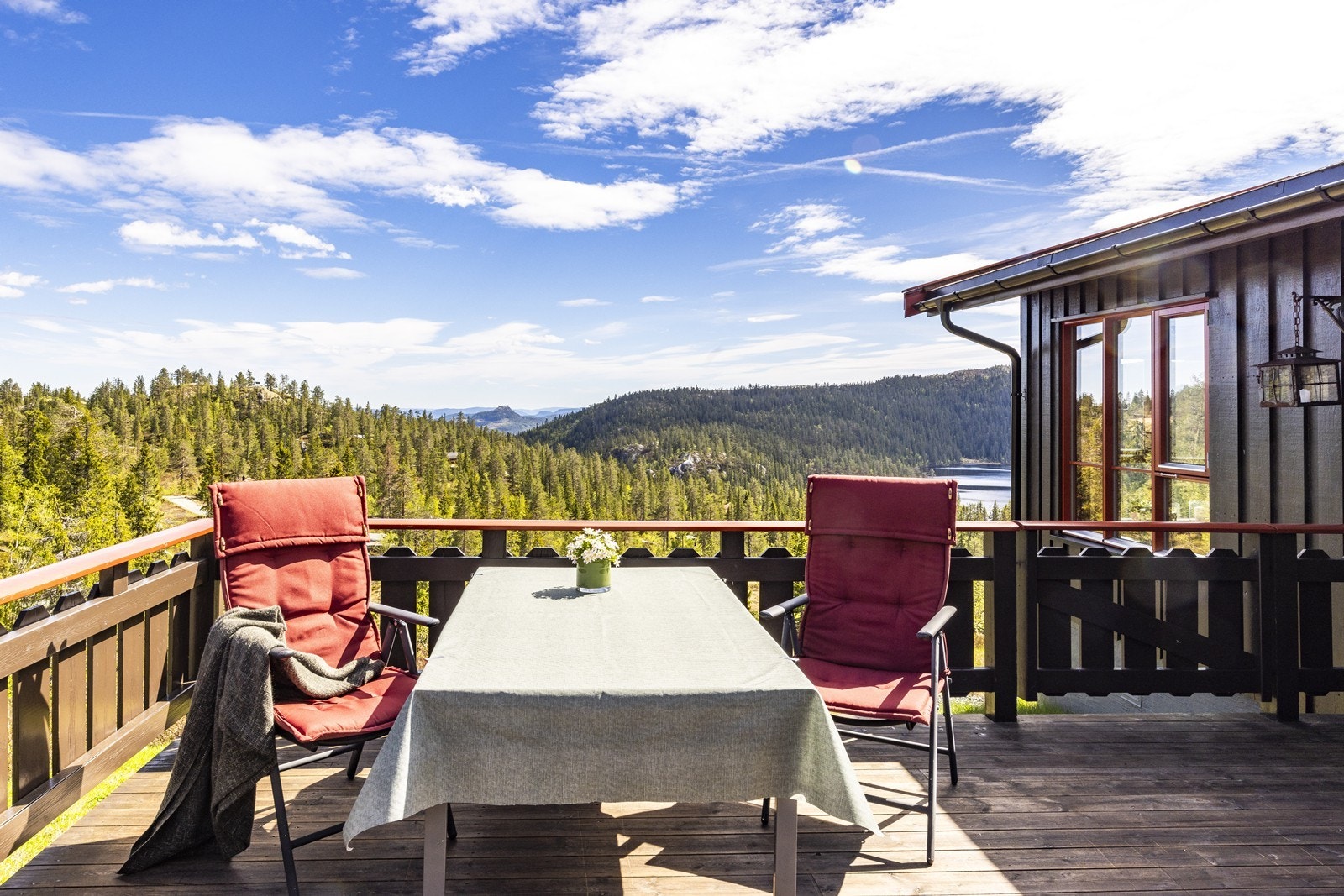 Den romslige terrassen på ca. 26 m² har god plass til utemøbler, fantastisk utsikt og gode solforhold. Galleribilde