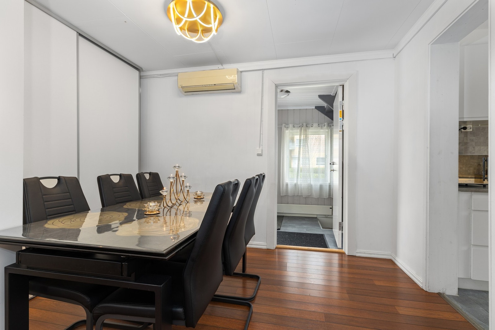 Spisestue med god plass til spisebord Galleribilde