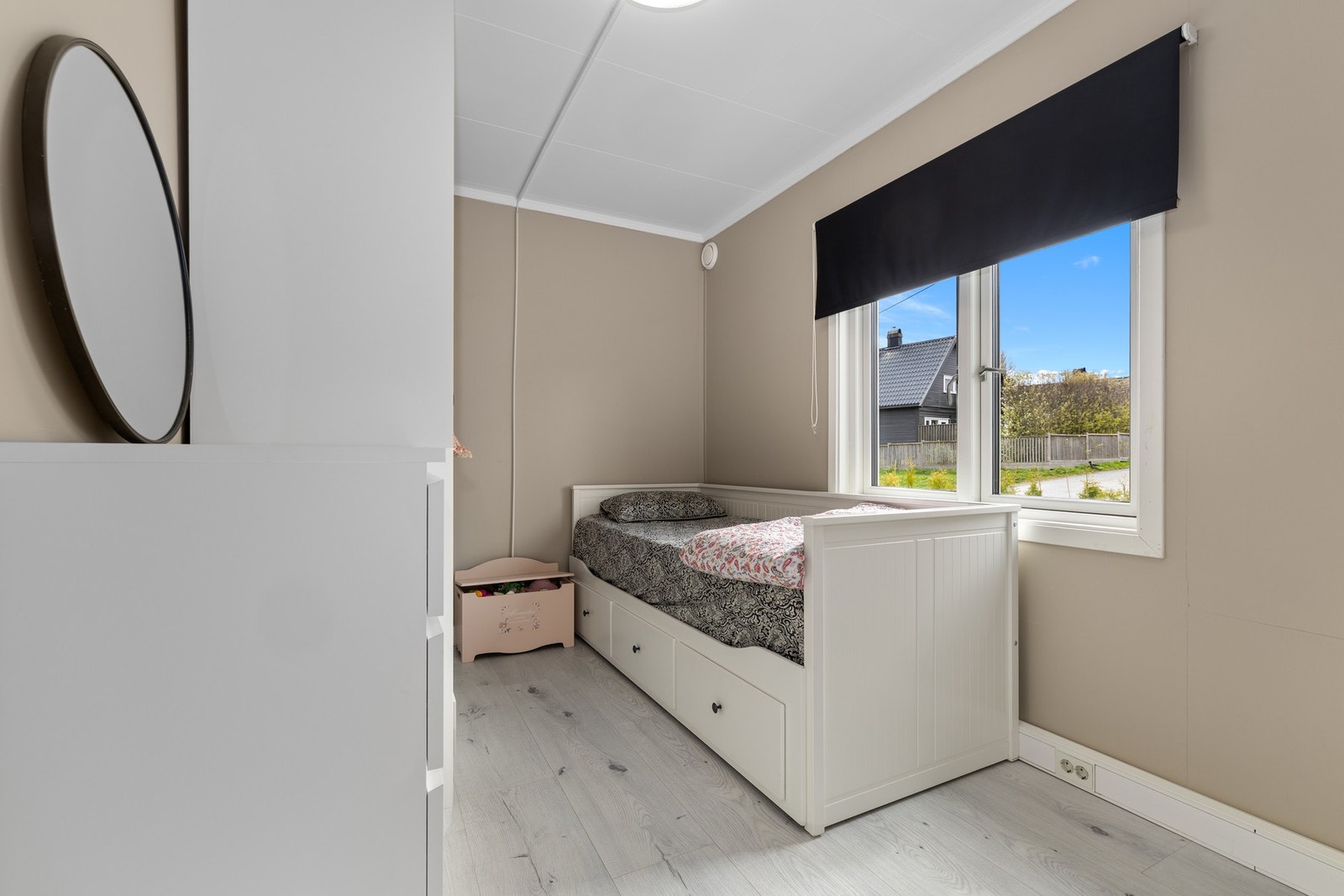 Soverom med plass til seng og nattbord Galleribilde