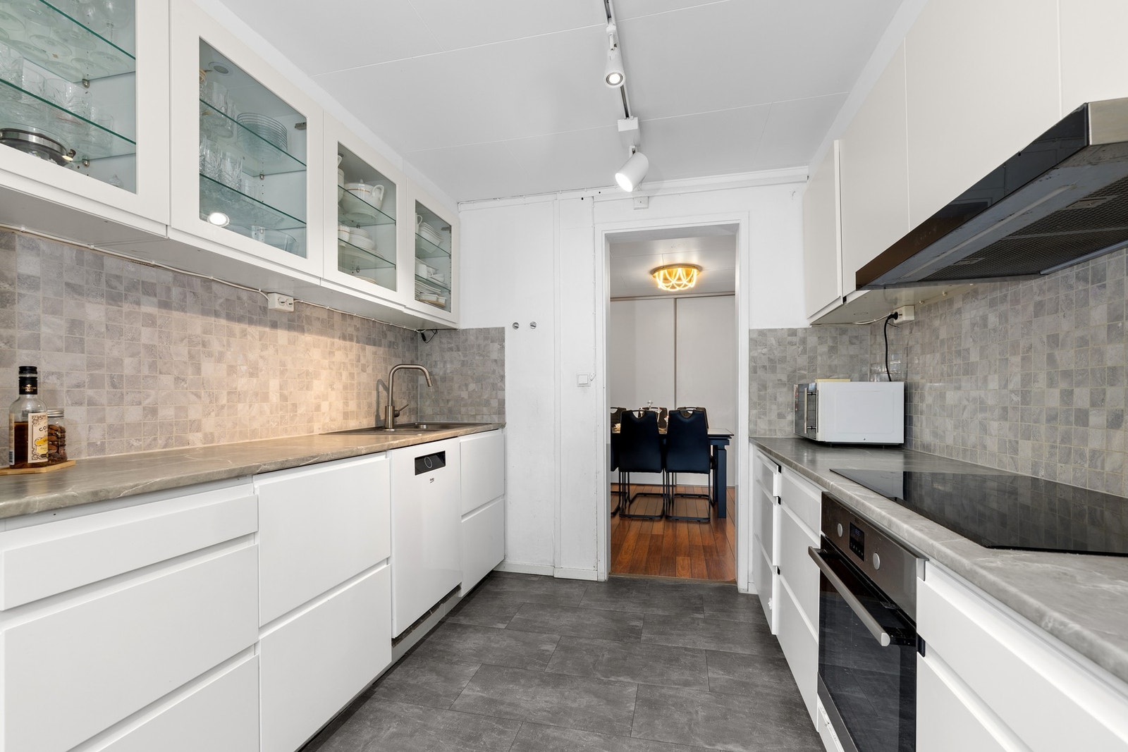 Kjøkken med moderne preg og godt med skap - og benkeplass Galleribilde