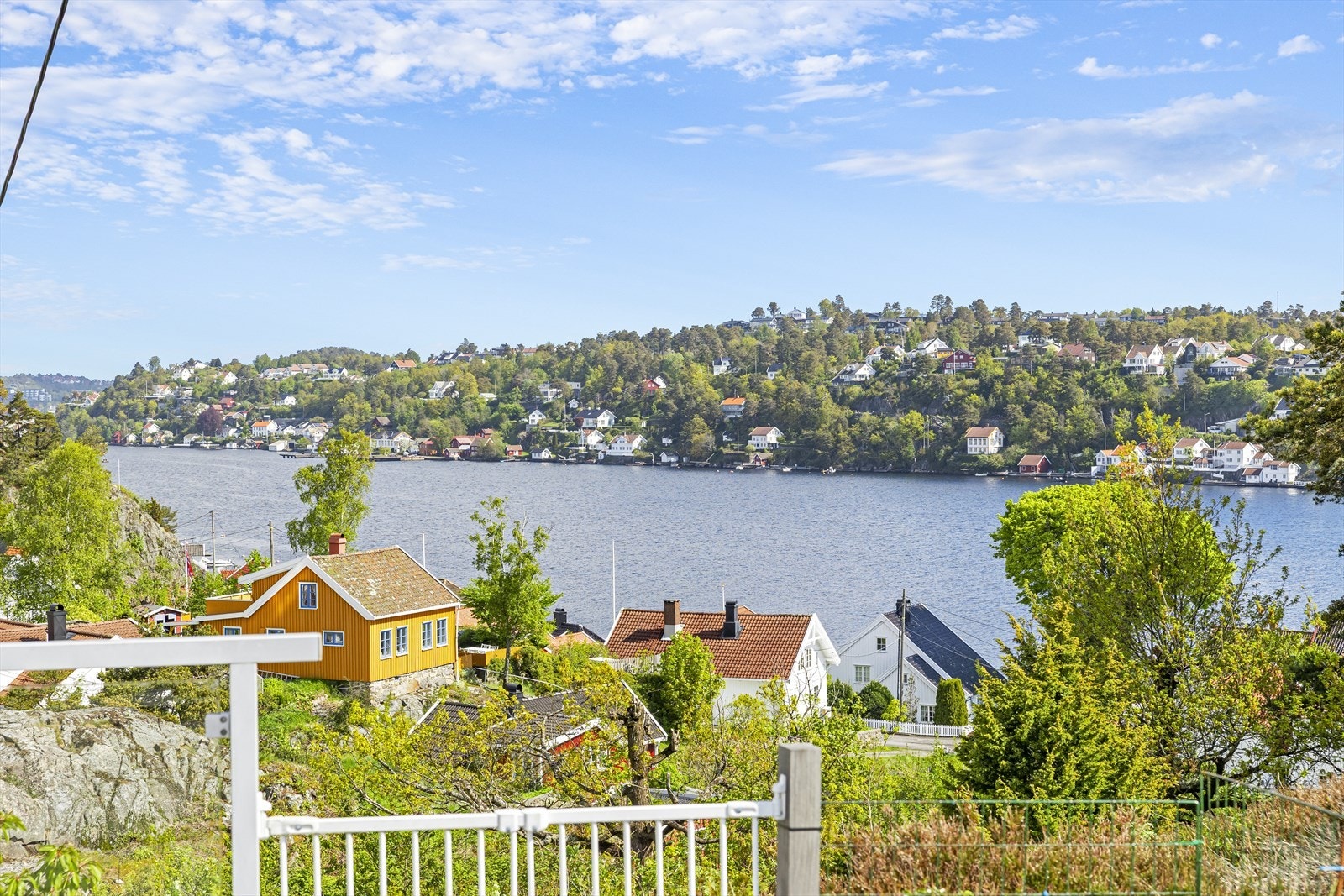 Eiendommen ligger like ved Sandvigen Torv til Losveien på Hisøy med nydelig utsikt mot Galtesund og inneseilingen til Arendal. Galleribilde