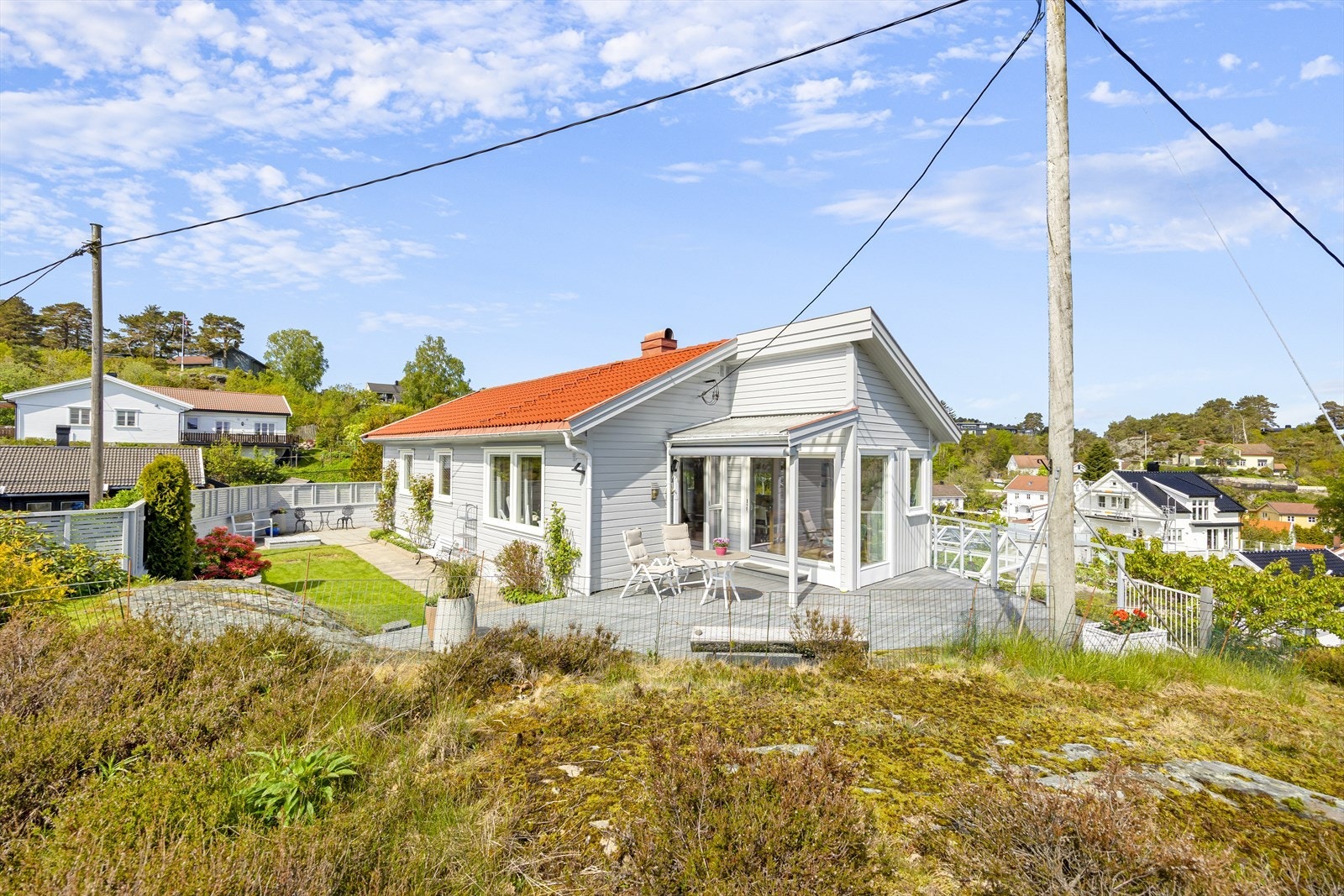 Eiendommen ligger høyt og fritt på egen kolle og har en solrik beliggenhet og pent opparbeidet tomt med hage og utearealer. Galleribilde
