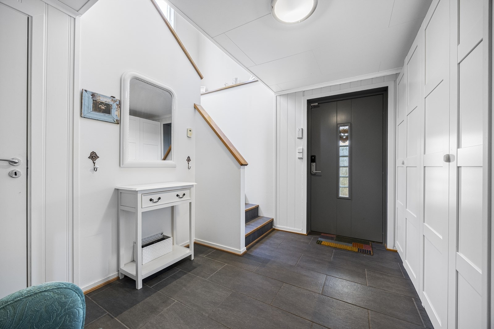 Praktisk underetasje med vindfang og gang med garderobe, vaskerom, wc-rom, boder og 1 innredet rom. Galleribilde