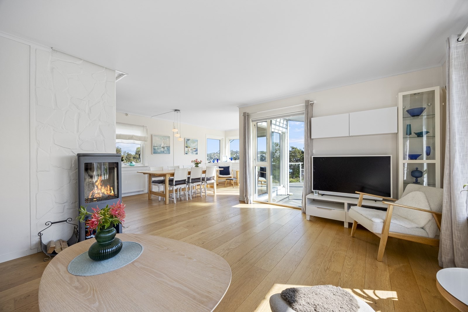 Romslig, lys og trivelig stue med spisestue, store vindusflater og mye naturlig lys. Galleribilde