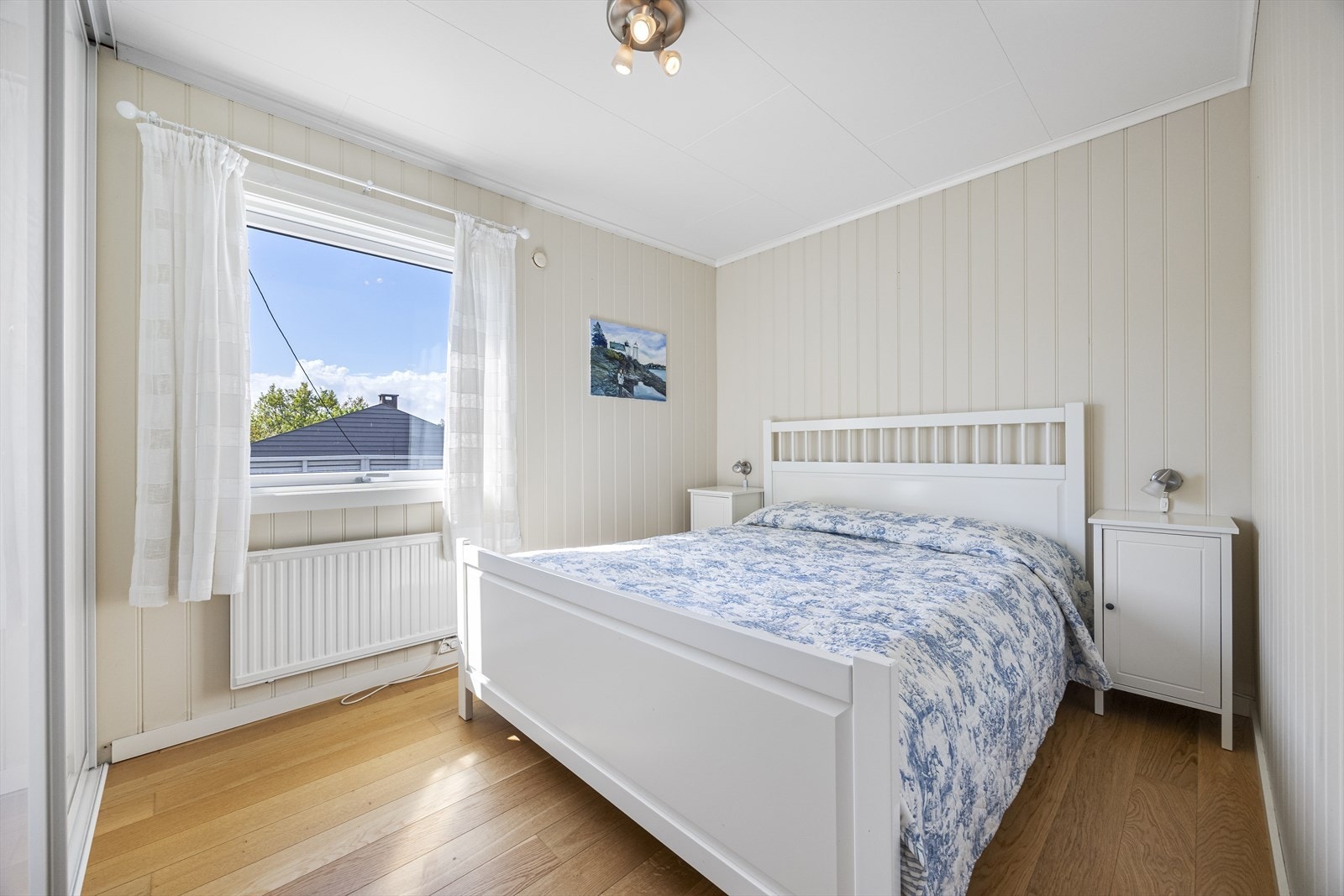 Hovedetasjen har gang, 2 soverom, bad/wc, kjøkken og en romslig stue som ble påbygget med spisestue for få år siden med store vindusflater, utsikt og direkte utgang til hage og terrasse. Galleribilde