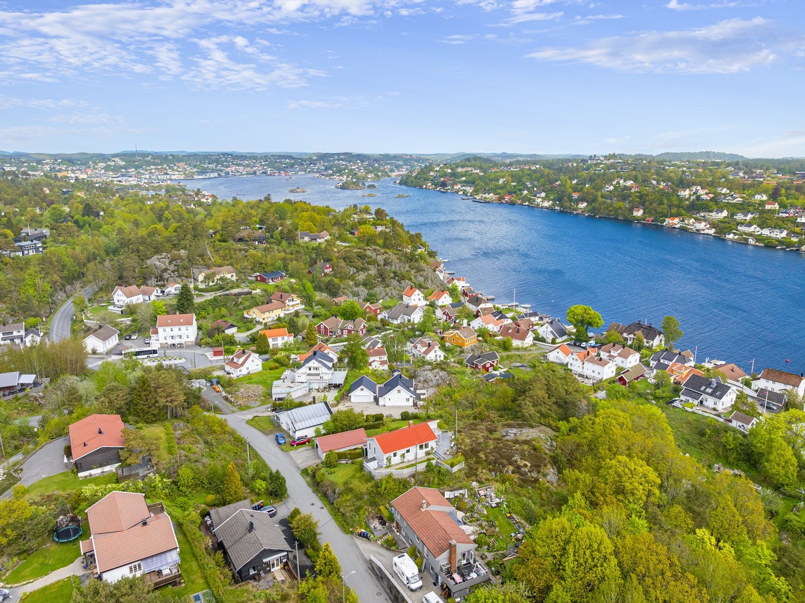 Losveien er et veletablert boligområde med spredt boligbebyggelse og kort vei til flotte friområder med badeplasser, natur og skog, sjø og strand i umiddelbar nærhet. Galleribilde