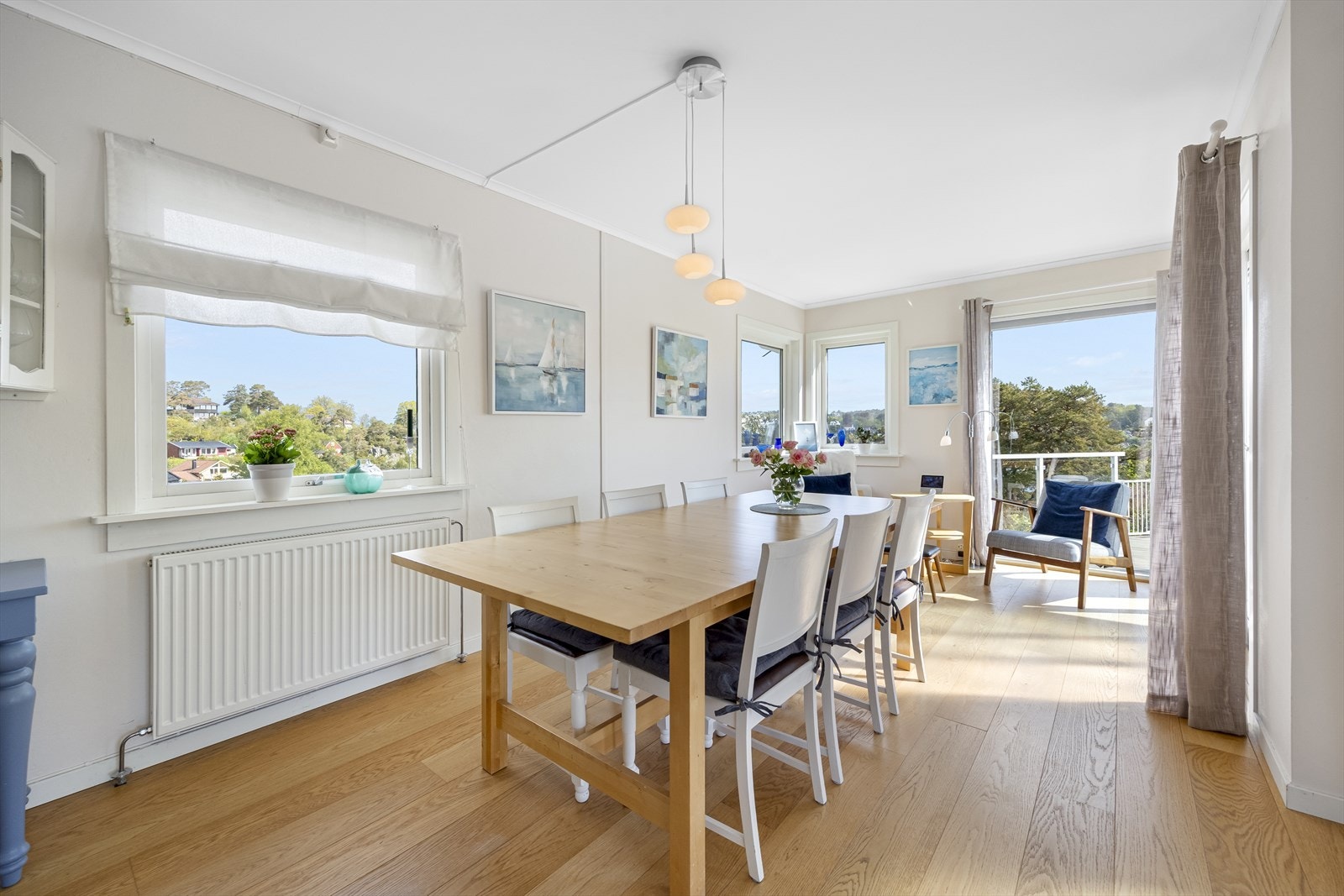 Spisestuen (tilbygg) med fin utsikt og direkte utgang til terrasse og hage. Galleribilde