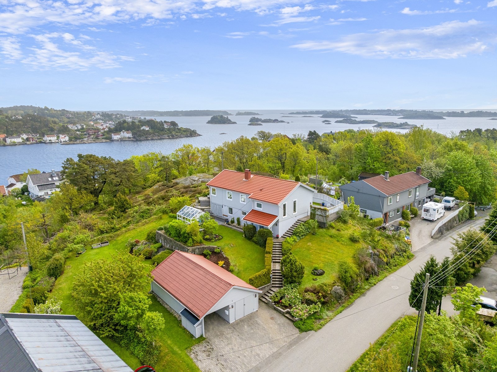 Eiendommen ligger høyt og fritt på egen kolle og har en solrik beliggenhet og pent opparbeidet tomt med hage og utearealer. Galleribilde