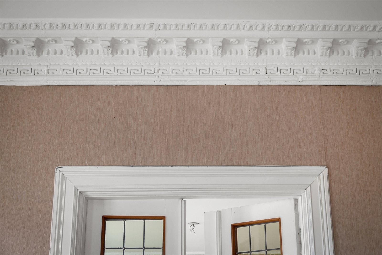 Vakker og detaljert stukkatur langs taket. Galleribilde