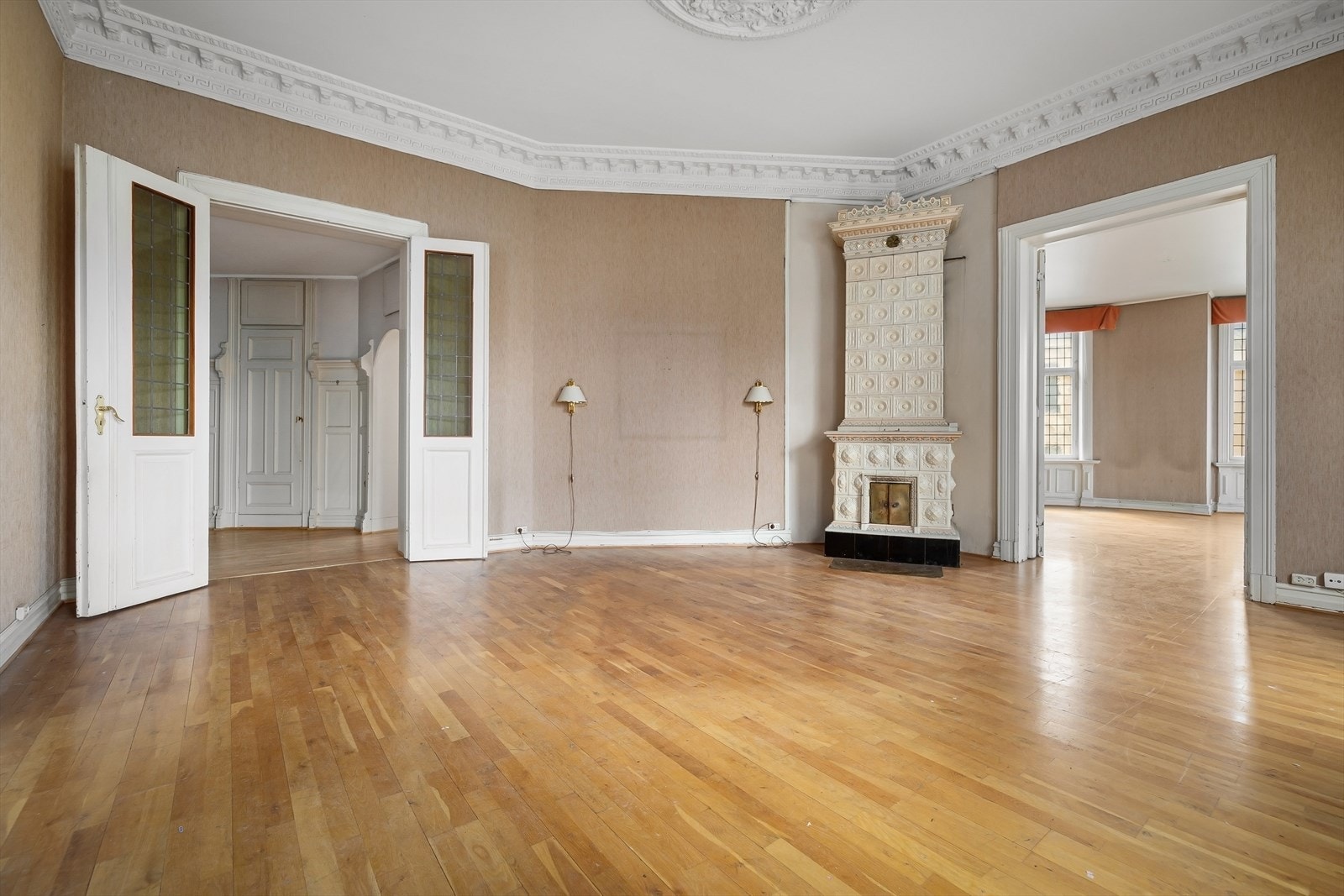 Leiligheten har et bruksareal på 253 m² og en fleksibel planløsning som i dag inneholder fire stuer, tre soverom og to separate kjøkken. Galleribilde