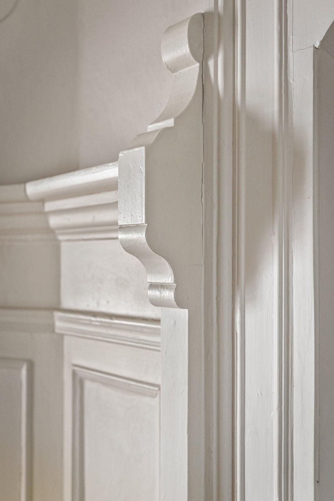 Detalj av den profilerte brystningspanelen. Galleribilde