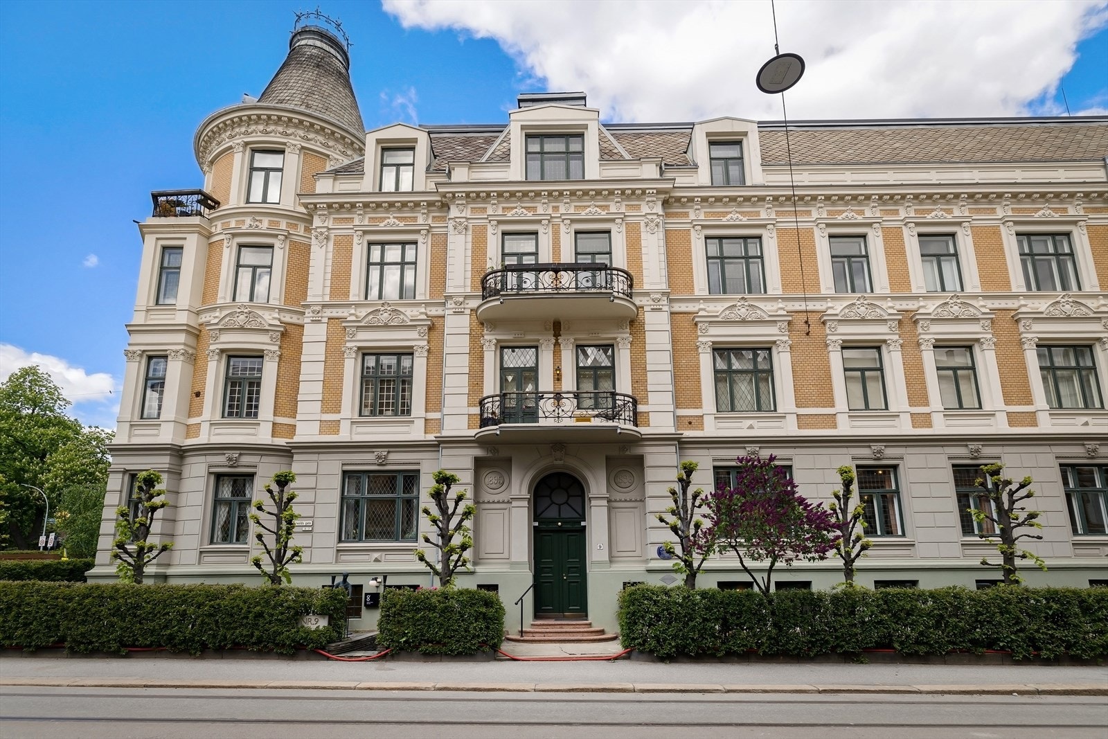 Bygningen har en flott fasade med pusset og malt murverk og et karakteristisk tårn. Galleribilde
