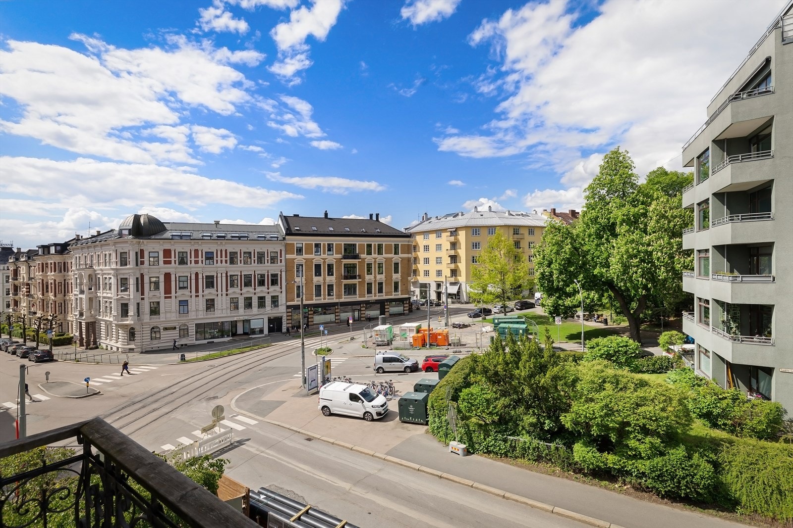 Beliggenheten er sentral, men samtidig tilbaketrukket i rolige omgivelser. Galleribilde