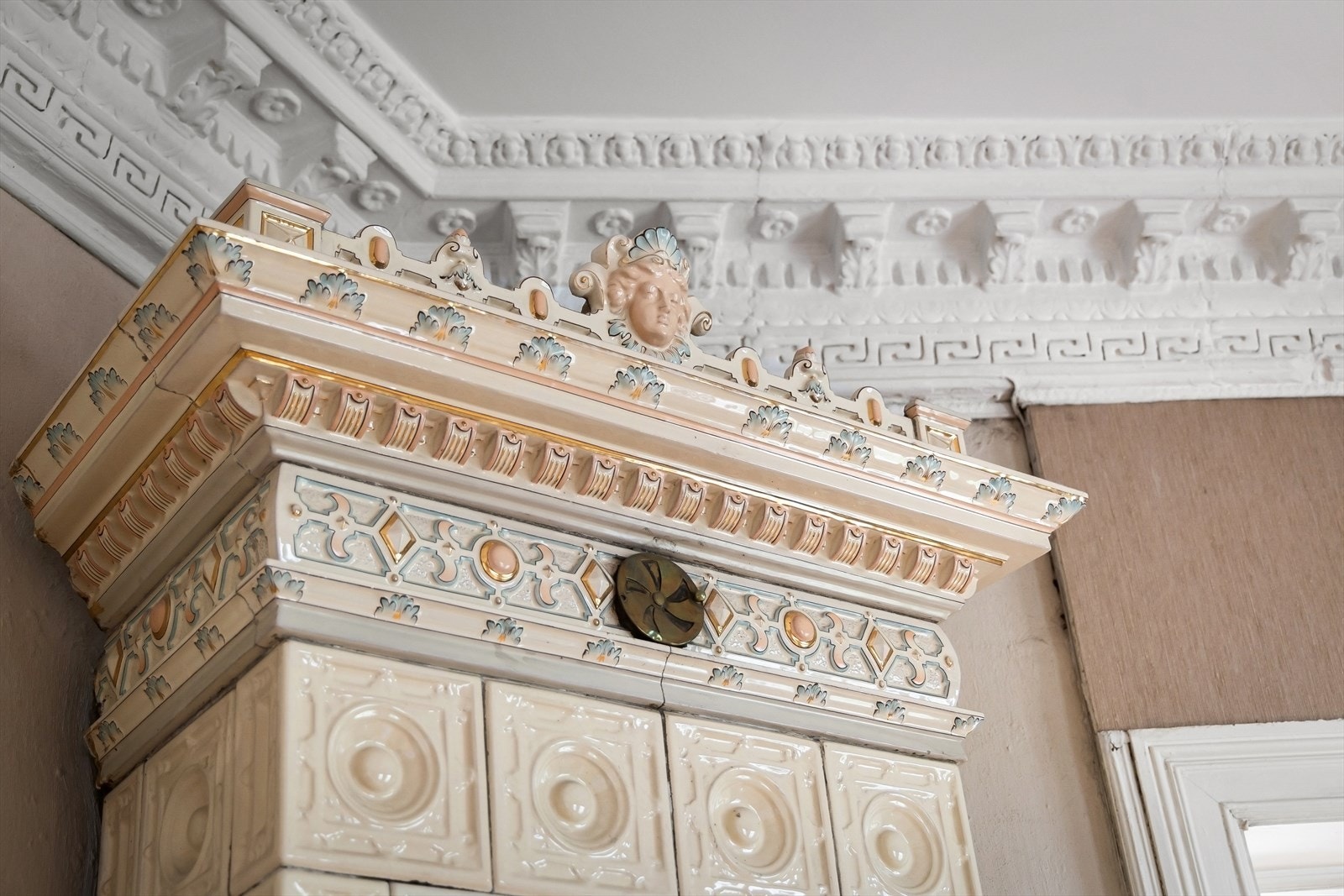 Detaljer fra kronen på den utsmykkede kakkelovnen. Galleribilde