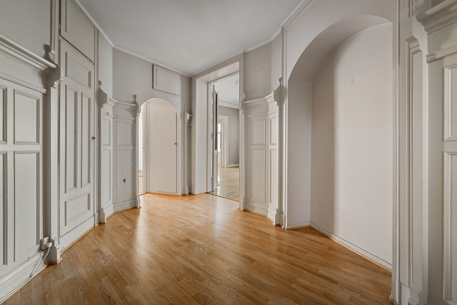 Fra entréen er det tilgang til flere av leilighetens mange rom. Galleribilde