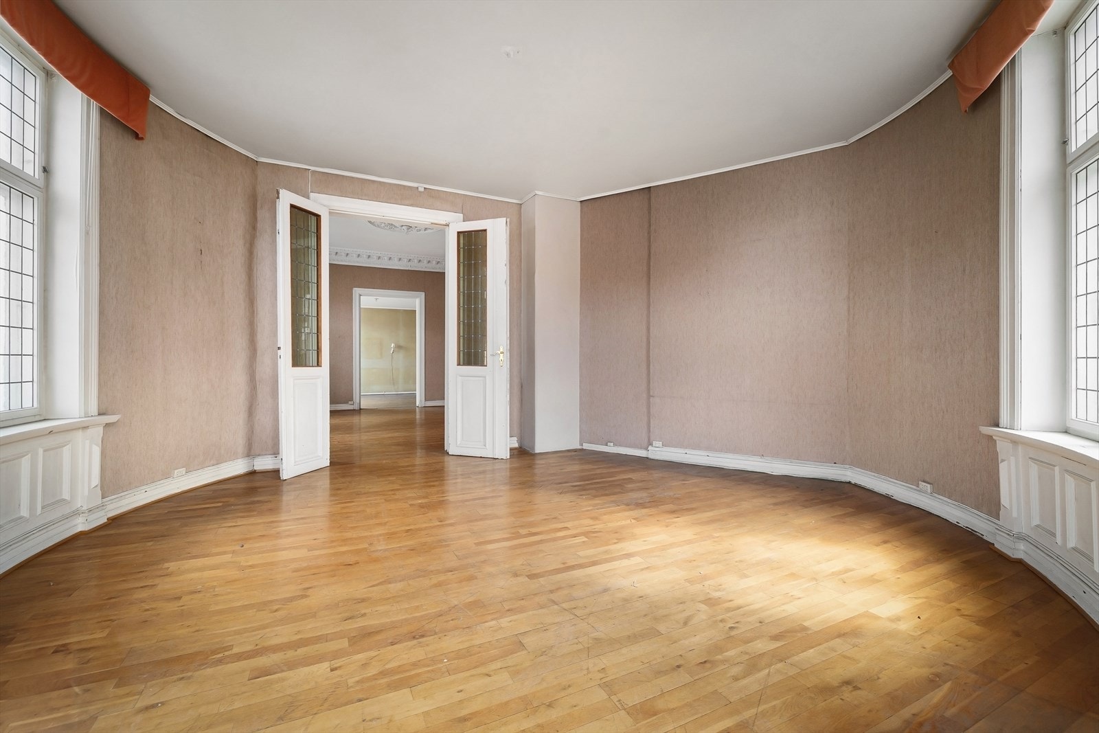 En av stuene har en buet form med store vindusflater som gir rikelig med dagslys. Galleribilde