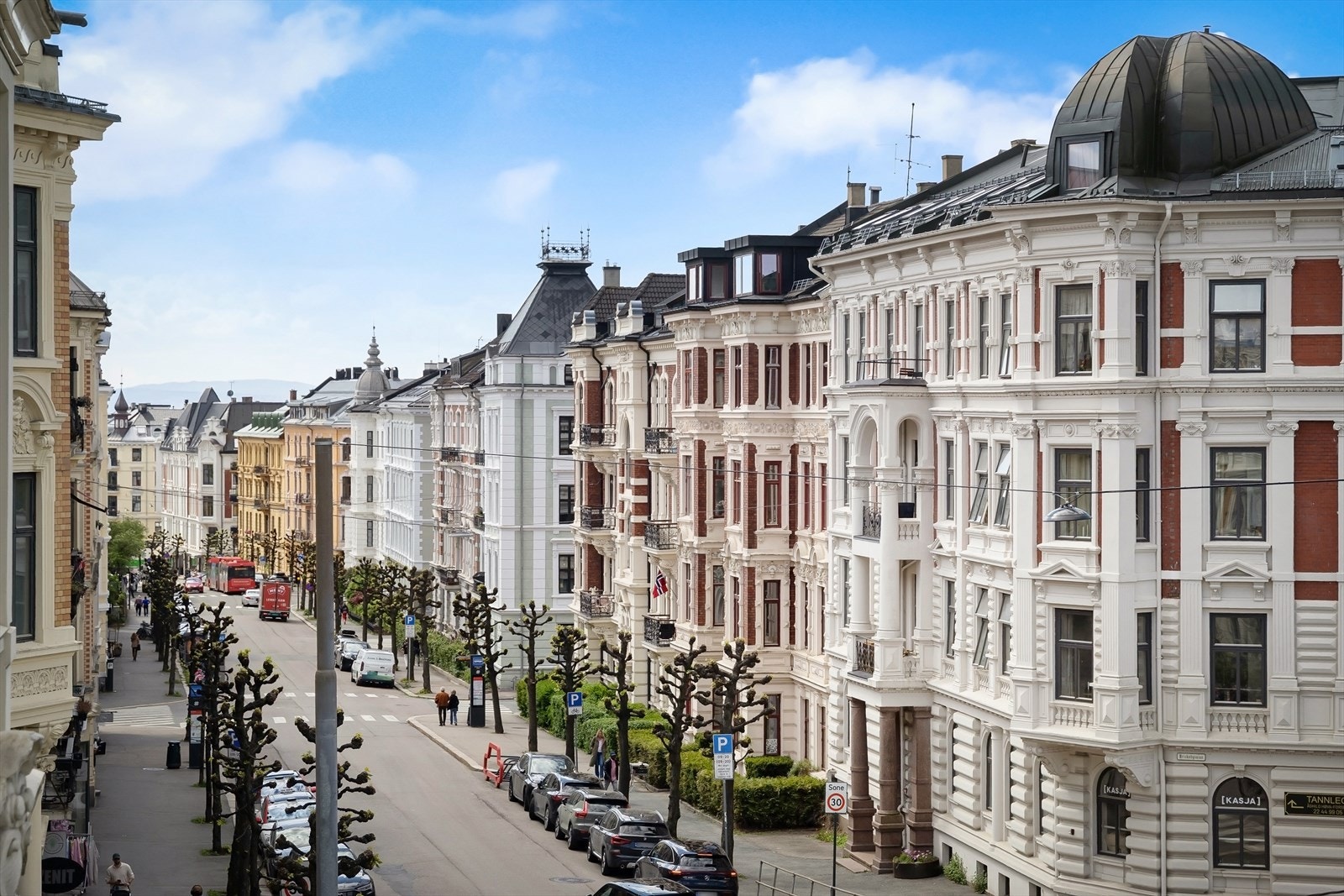 Det er få minutters gange til Hegdehaugsveien og Bogstadveien, kjent for sitt rike utvalg av butikker og restauranter. Galleribilde