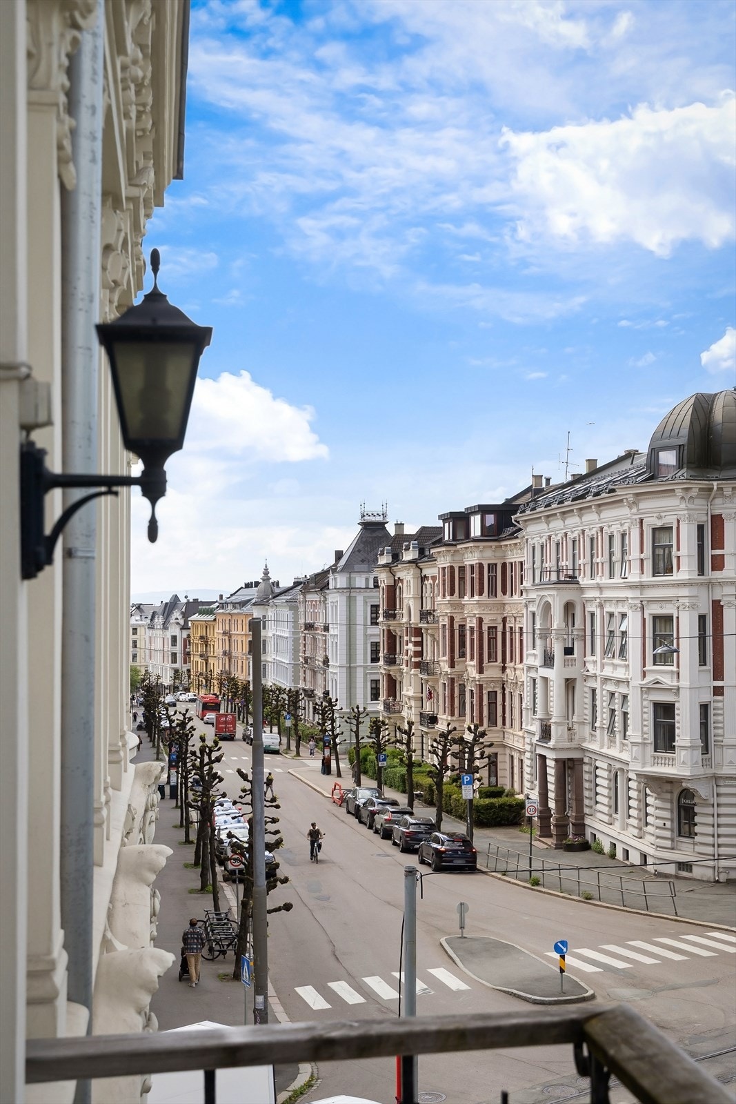 Svært god tilgang på offentlig kommunikasjon, med trikkestopp for linje 11 ved Riddervolds plass rett utenfor døren. Galleribilde